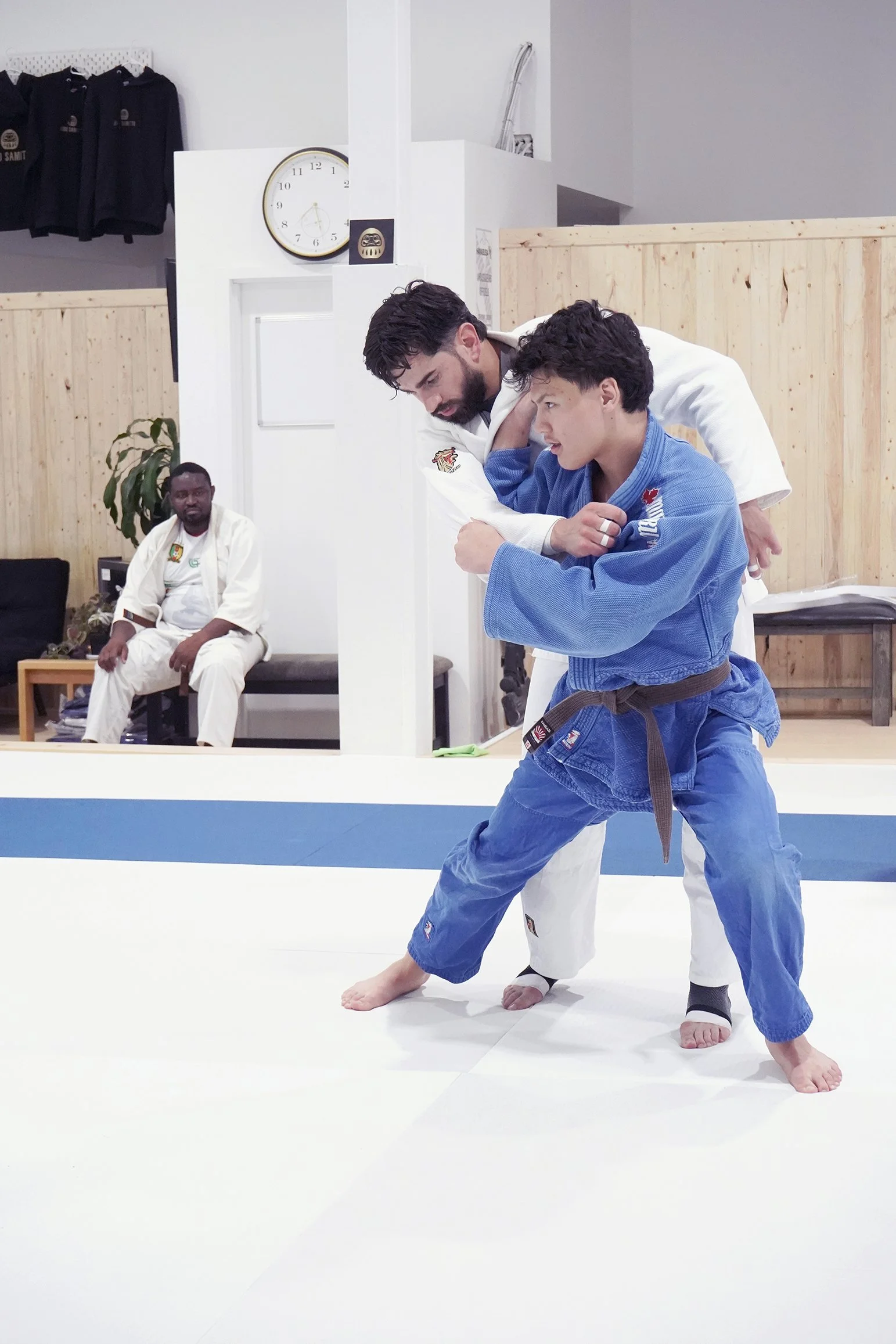 Deux judoka ceintures marron en newaza