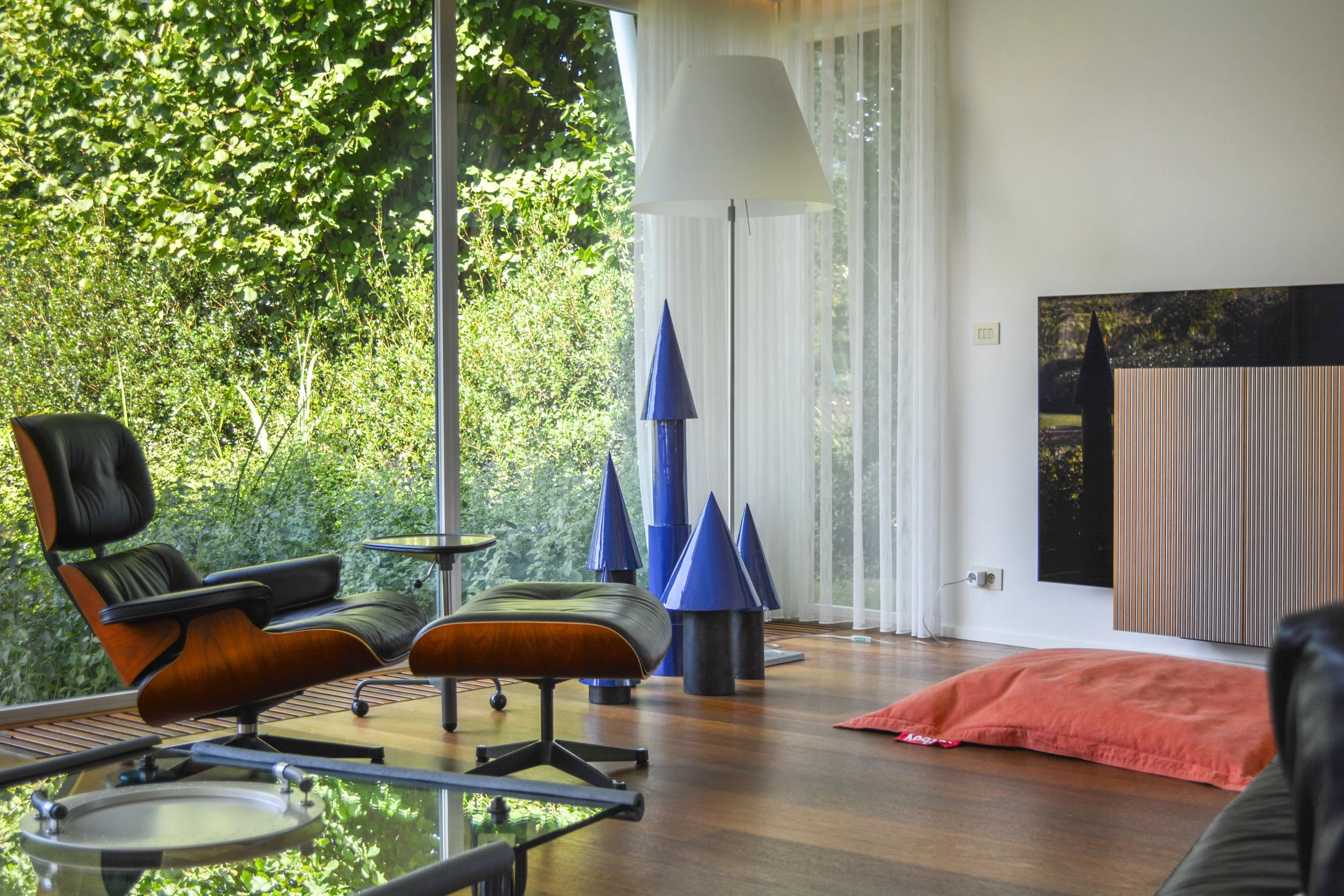 Kunstwerken van spaanse kunstenaar Agustin Esteso, geïnstalleerd in de privéwoning van een kunstverzamelaar.