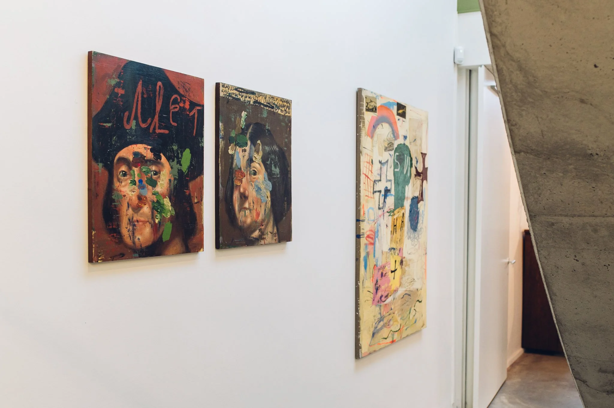 Kunstwerken van nederlandse kunstenaar Taco Sipma, geïnstalleerd in de galerie ruimte van 22a Gallery.