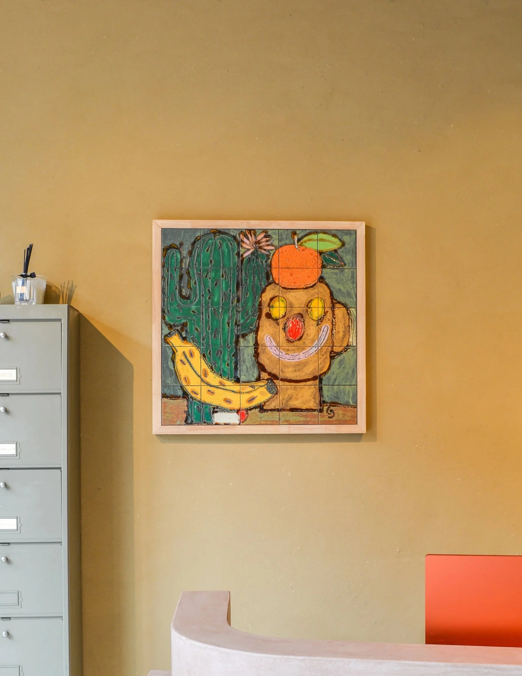 Een kunstwerk van kunstenaarsduo Moncolonel & Spit, geïnstalleerd in de kantooromgeving van een Leuvens vastgoedkantoor.