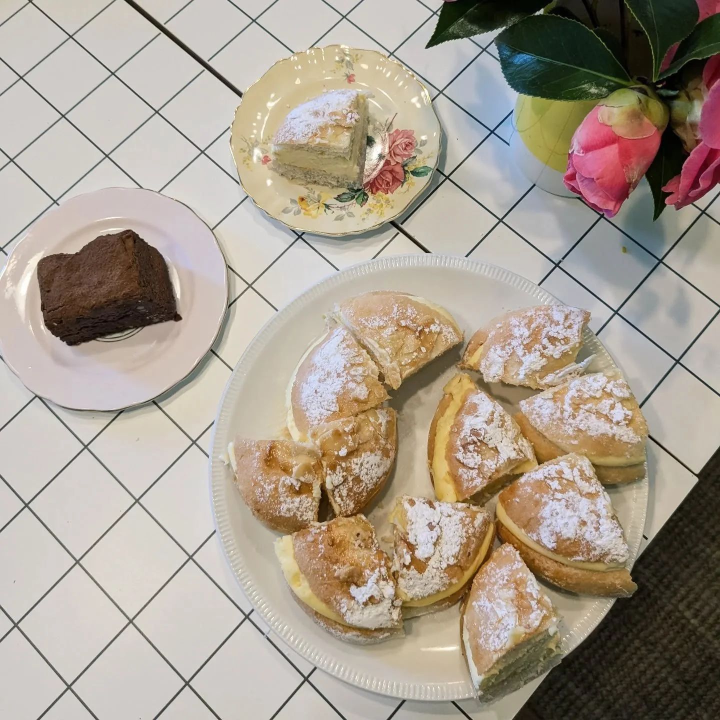 R U OK + world suicide prevention day, Beechworth style (beestings from @beechworthbakery = yellow) 

On this day we remind ourselves that everyone's going through something, and a simple conversation can change someone's life. Check in on your frien