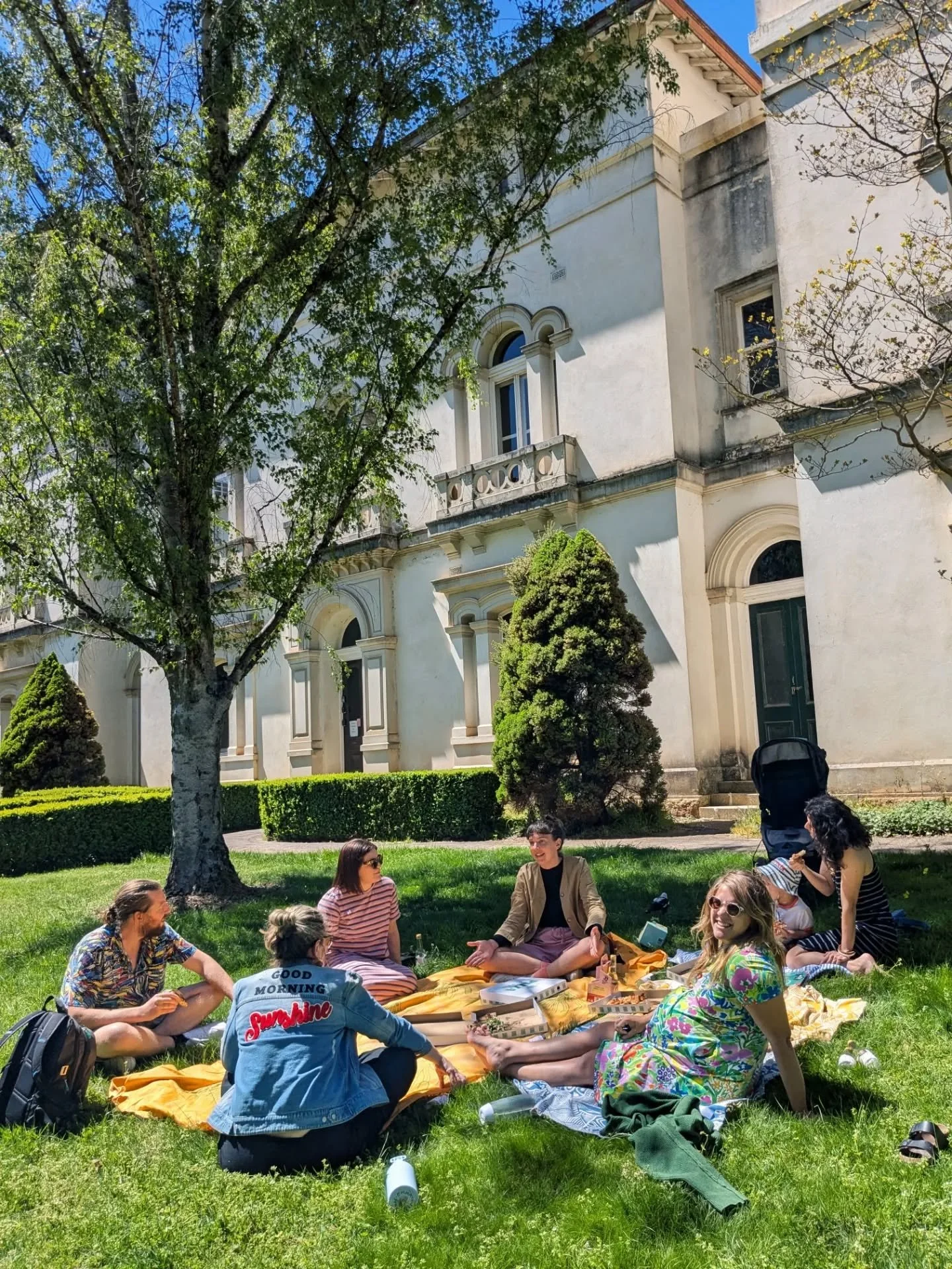Picnic szn is officially launched with this glorious 25-27 degree day in Beechworth. 

Motion passed- monthly lunch club

Come join us now so you don't miss out on our champagne in the sun Christmas December edition 🤑

Happy birthday @belle_bbbucket