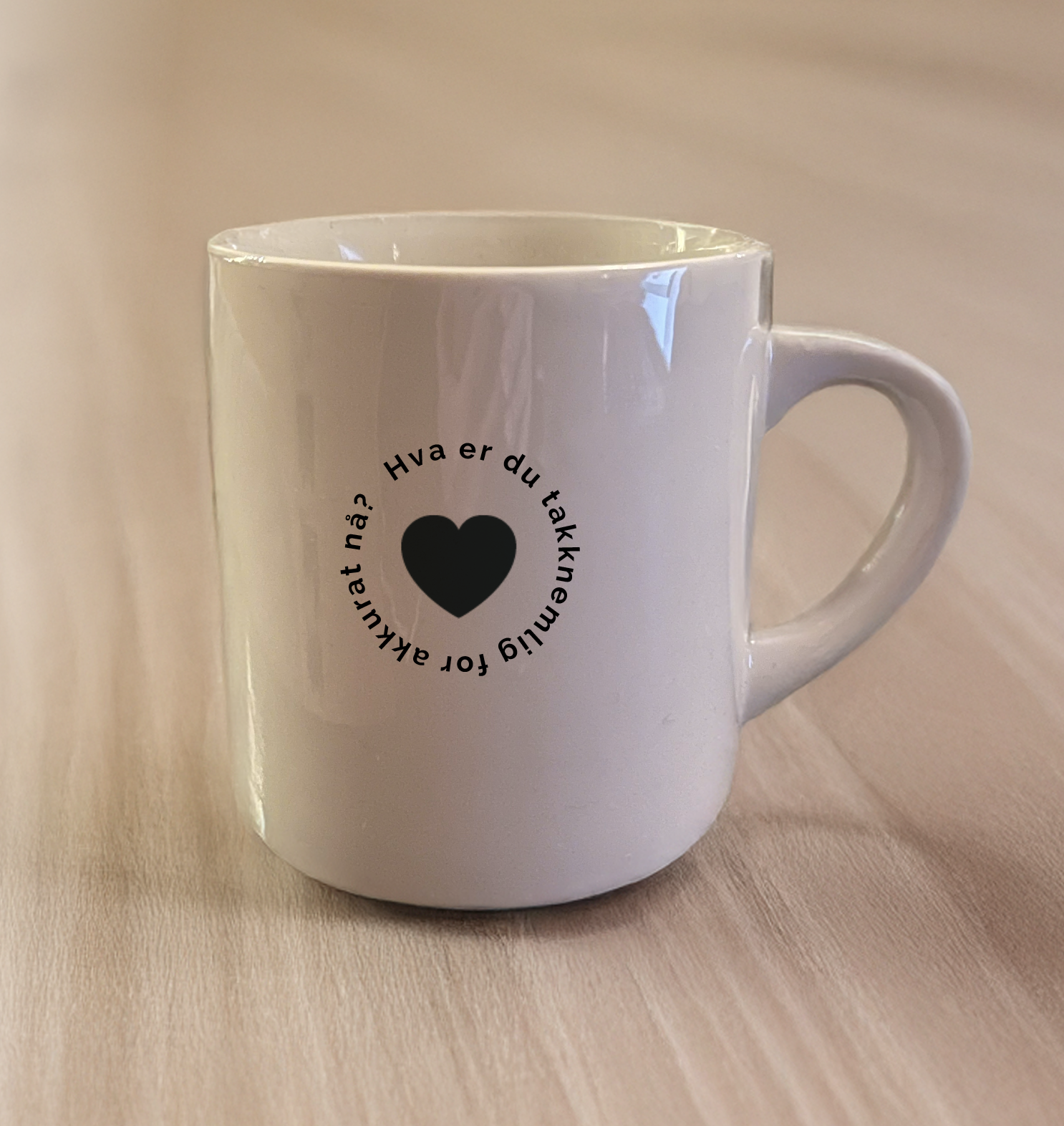 Hvitt krus med påskriften: Hva er du takknemlig for akkurat nå?