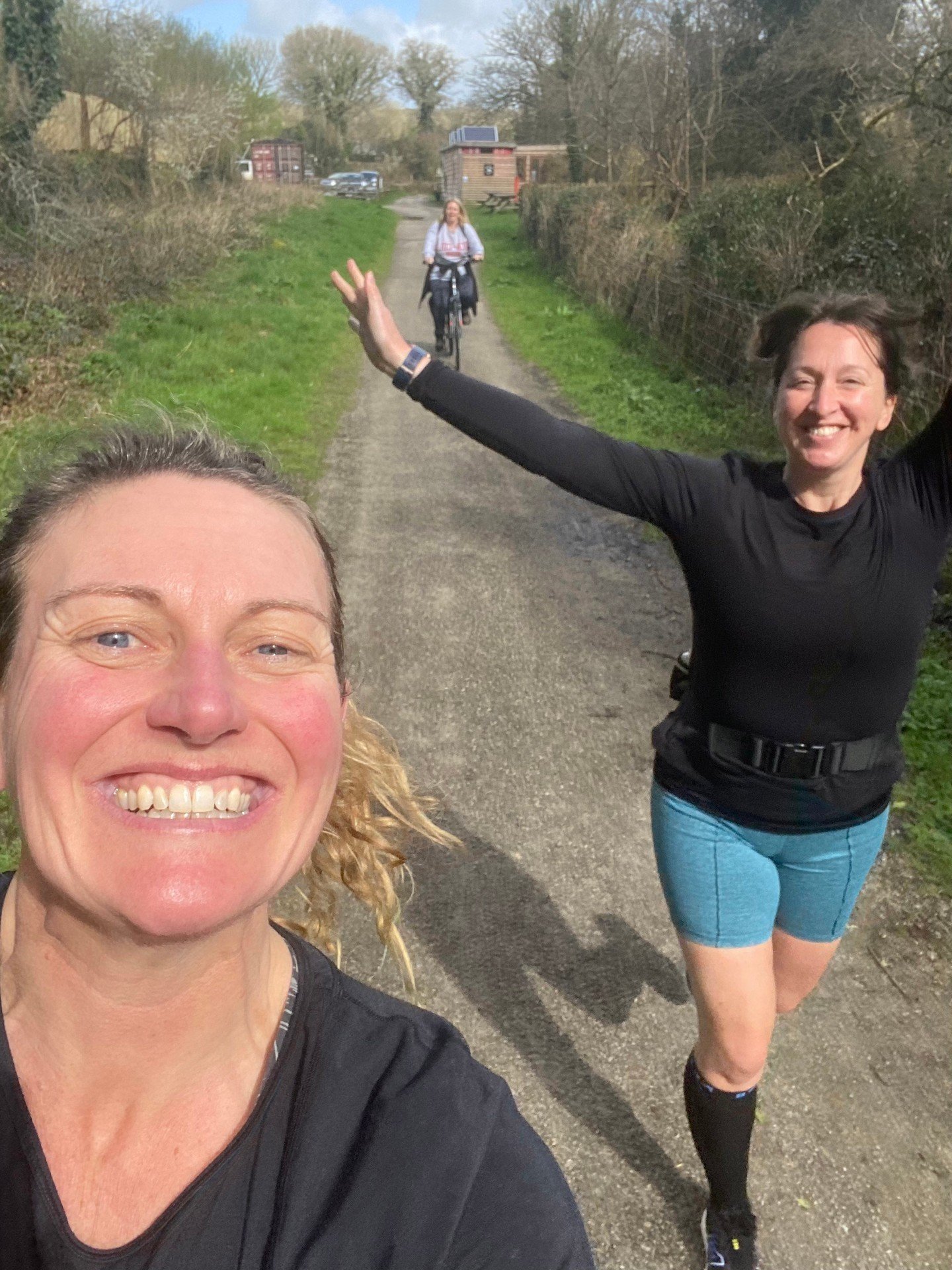 Good luck to everyone off to run the London Marathon today, especially our good friend Bea Carpenter! 
This is us setting off from Wenford Bridge a couple of weeks ago for a 17.5 mile training run! 
🚲 It's much easier on a bike - I promise you! 

Gr