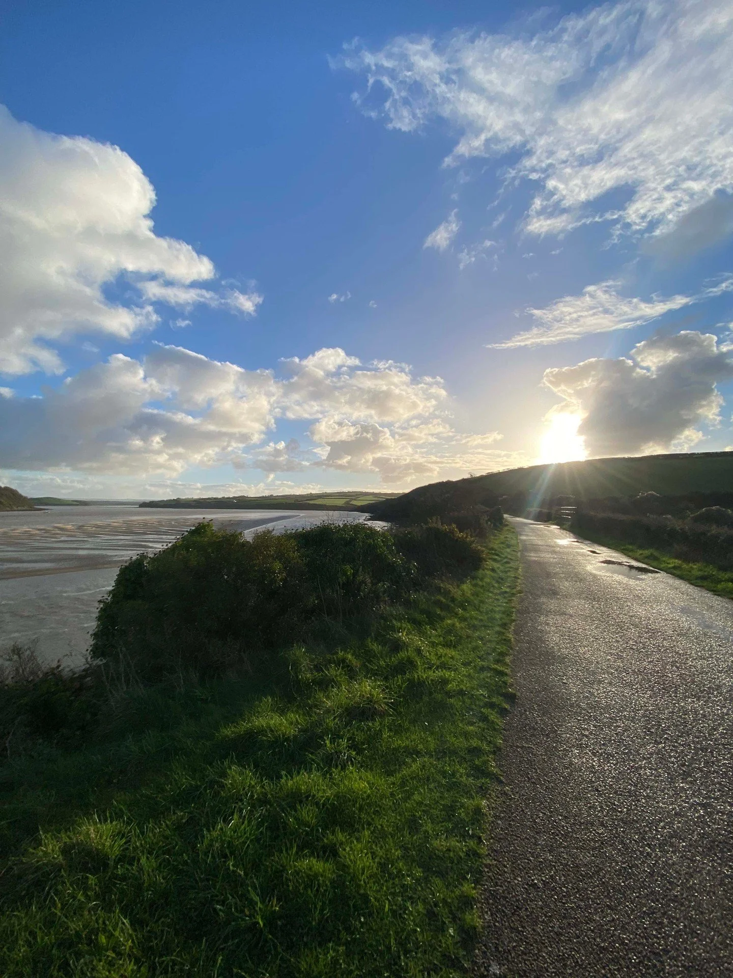 Absolutely stunning morning on the trail and enjoyed running into lots of local faces as I was out and about.  Don't think any of us got too wet between the light showers.

Have a lovely day!

#cameltrail #wadebridge #cornwall #decemberincornwall #cy