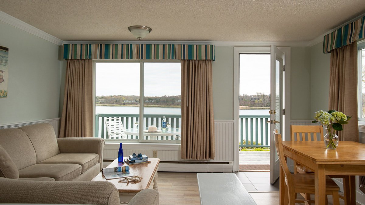 Large Waterfront Room