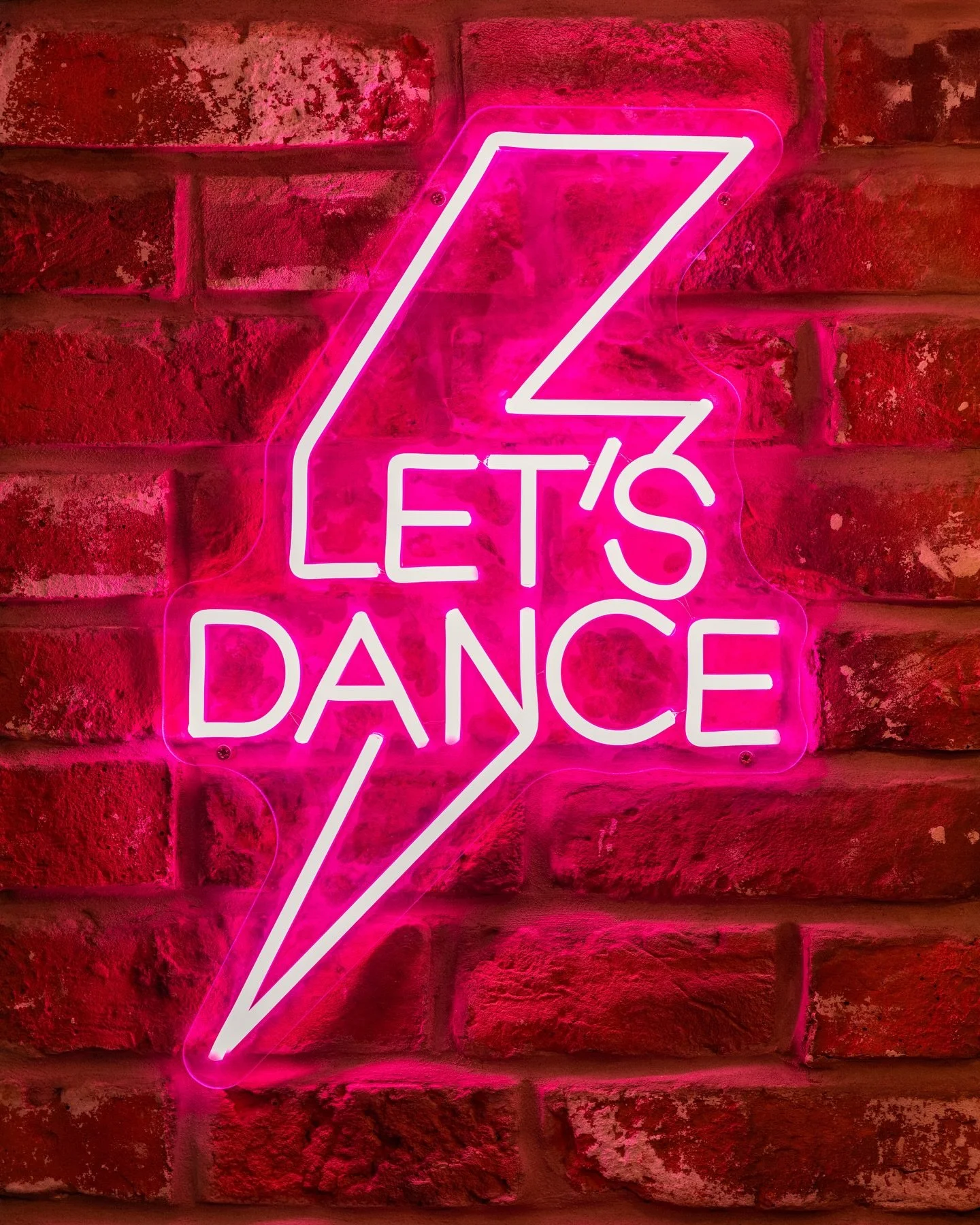 LETS DANCE! 🕺🏻 

the sun is shining again, spring looks to have finally arrived and it&rsquo;s nearly the weekend. 

This beautiful home in Pantymwyn is now sold, but this kitchen was designed to entertaining! 

Listed with @phoebeallensignature 

