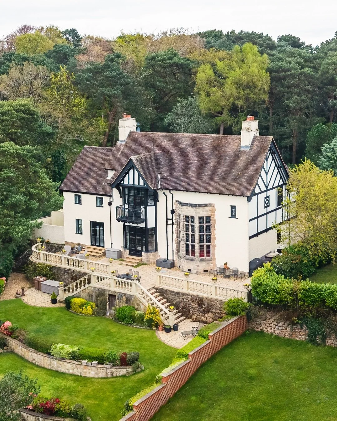 We recently shot this stunning Manor House in Prenton for @benayre_tauk. 

What an absolute beauty of home this was, bursting with character and original features. We could have spent the whole day capturing this one. 

All images &copy;️ Melon Media
