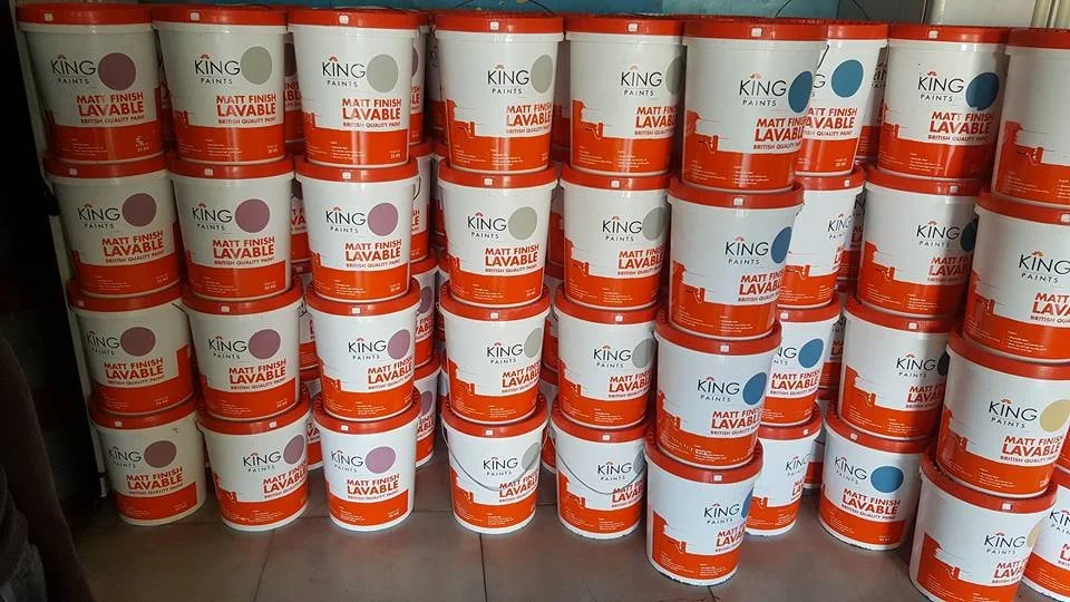 Des pots de peinture King Paint, modèle mat fini lavable, empilés sur une étagère.