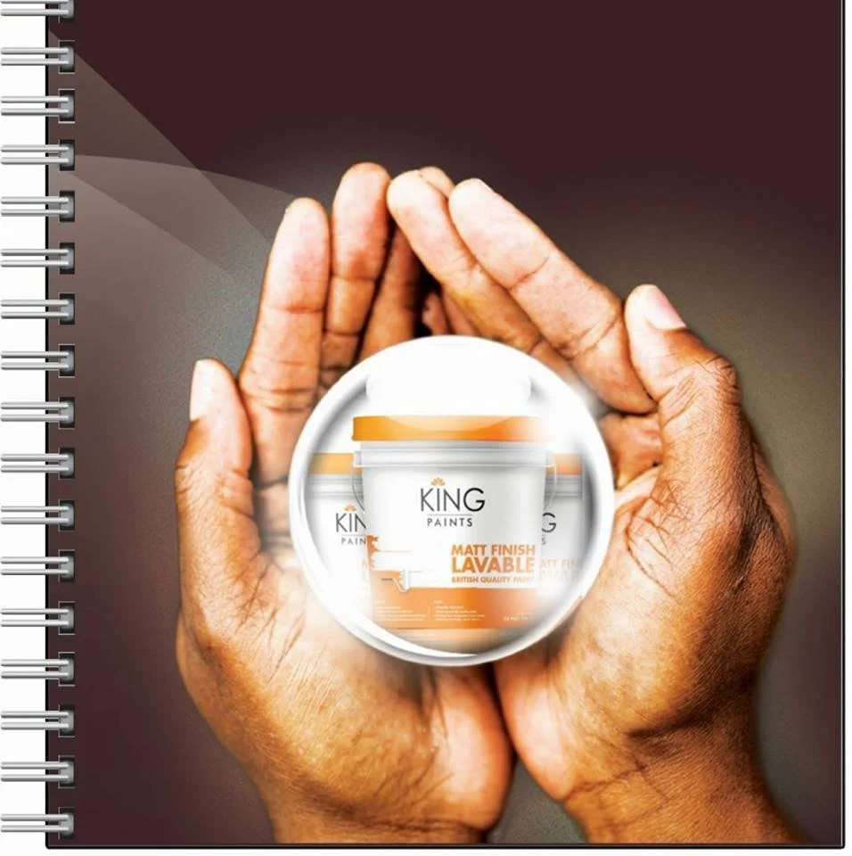 Mains noires tenant un pot de peinture King Paints, marquée comme finition mate, lavable, de couleur blanche et orange.