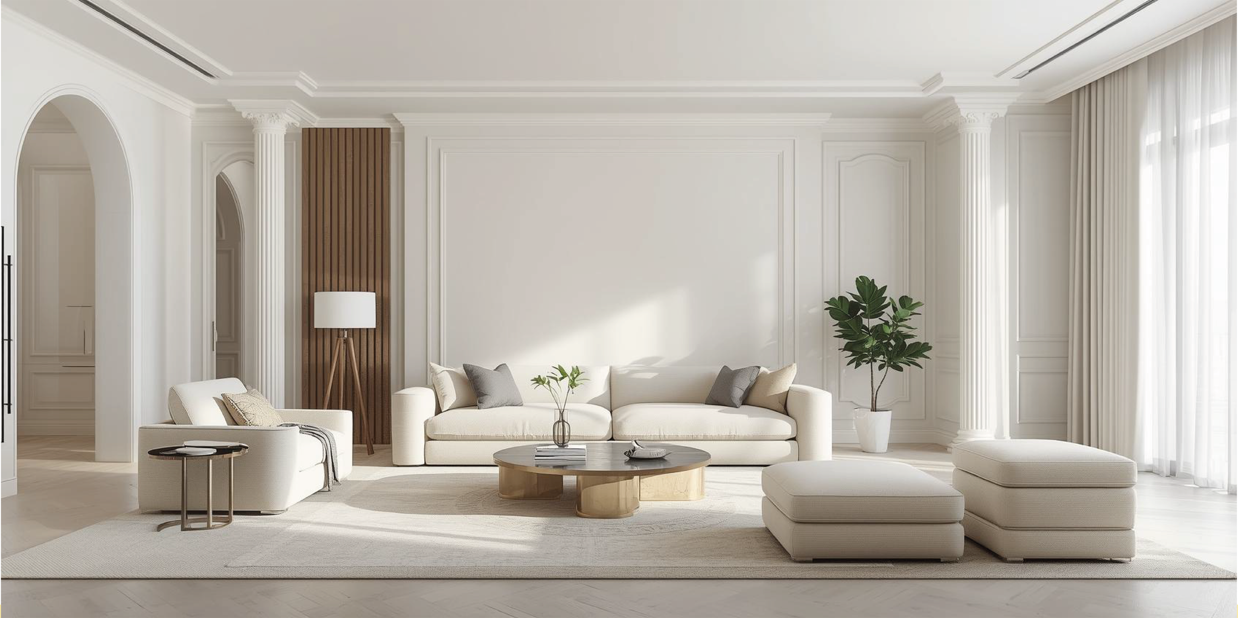 Salon moderne avec canapé blanc, fauteuil beige, table basse ronde en bois, lampadaire en bois avec abat-jour blanc, plantes vertes, tapis blanc, grande fenêtre avec rideaux blancs.