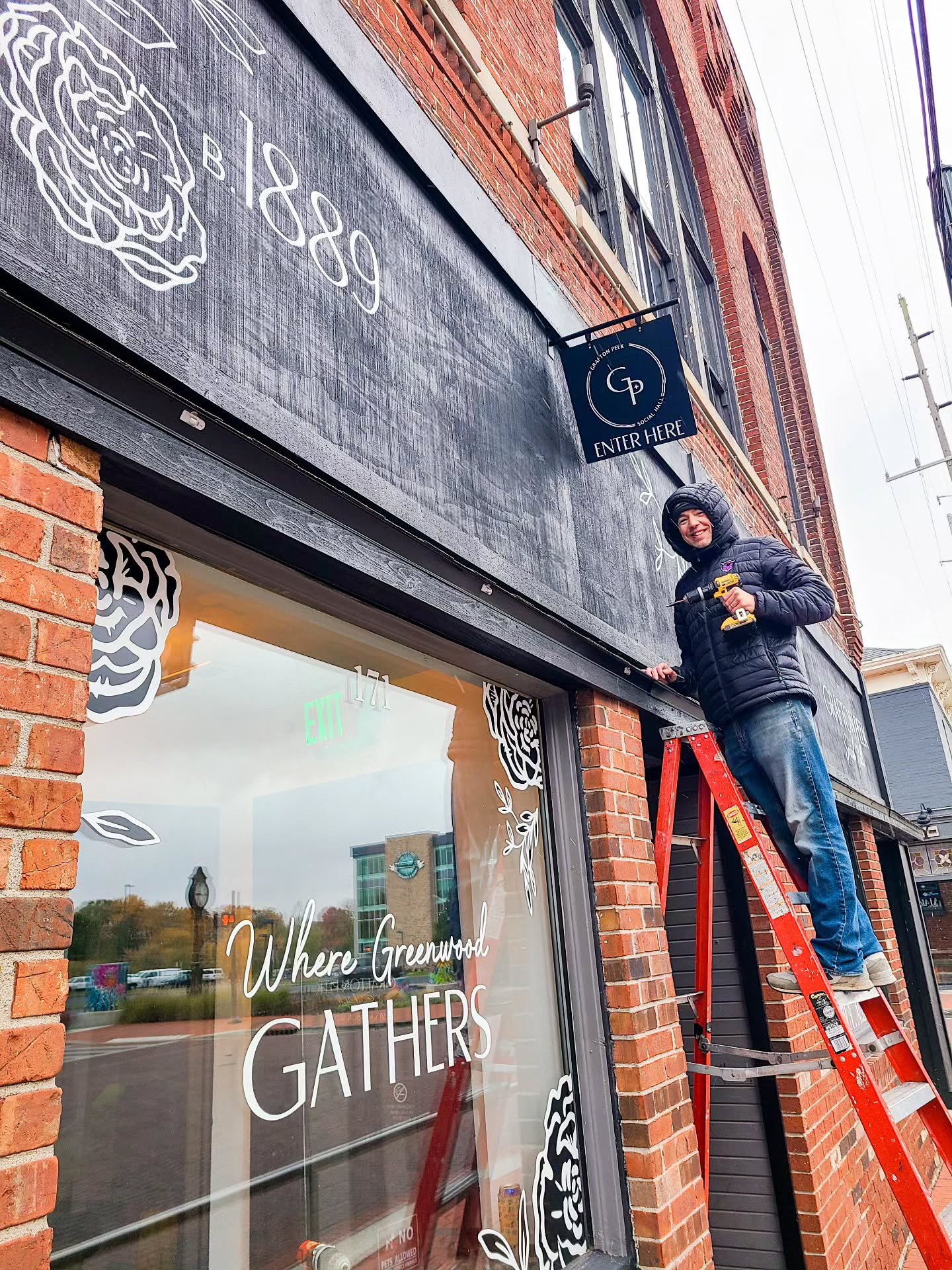 ❄️ The first snow day of the year seemed like the perfect time to be outside hanging our new sign&hellip; right?

Okay, maybe we&rsquo;re not exactly loving this weather 😅 &mdash; but we are thrilled about our new sign helping guests find their way 