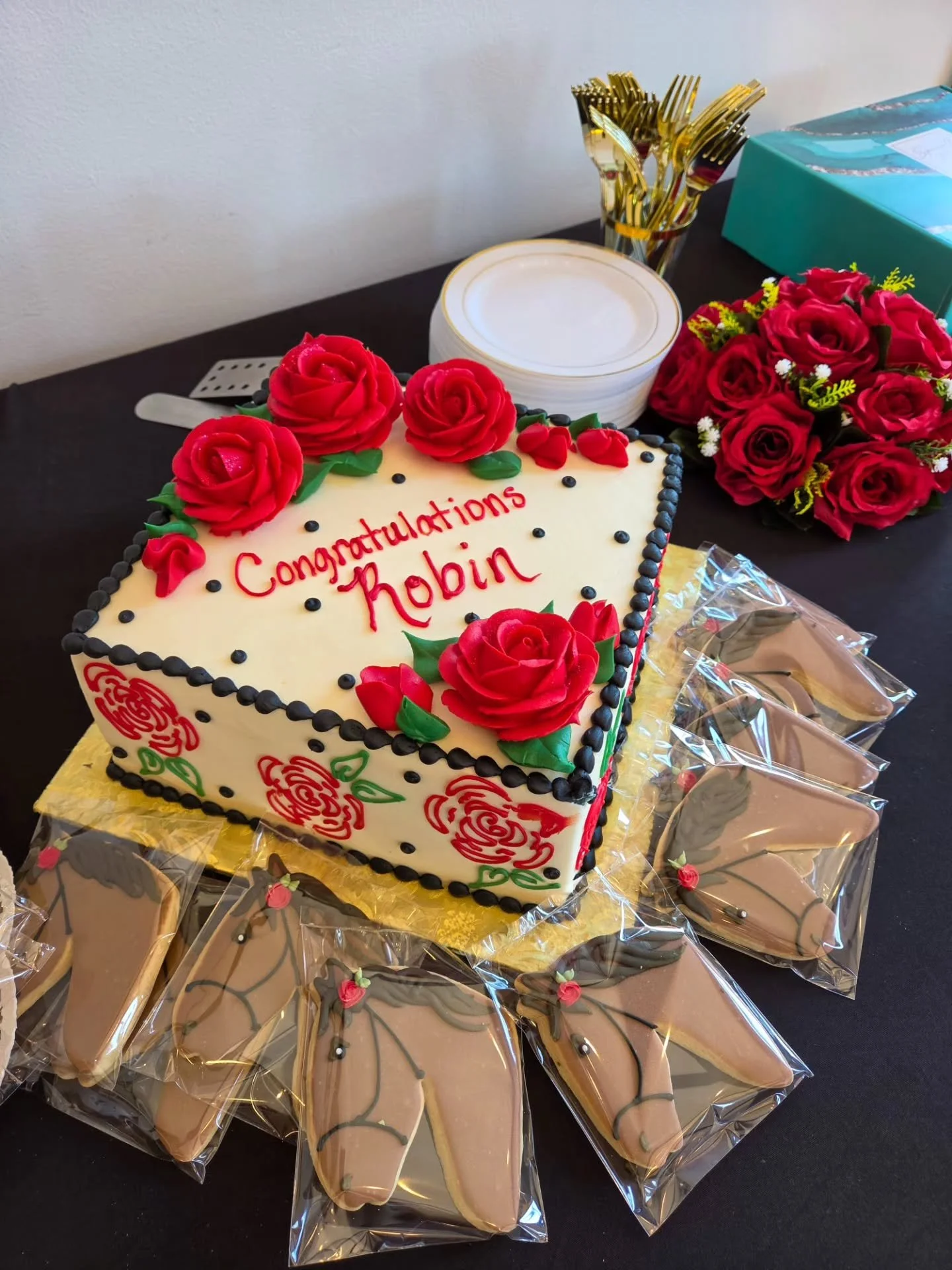 These Derby-themed treats for Robin&rsquo;s retirement party were the real winners of the day 🐎

Beautifully done by @gwendolynleecakery 

#eventvenue #kentuckyderby #retirementparty