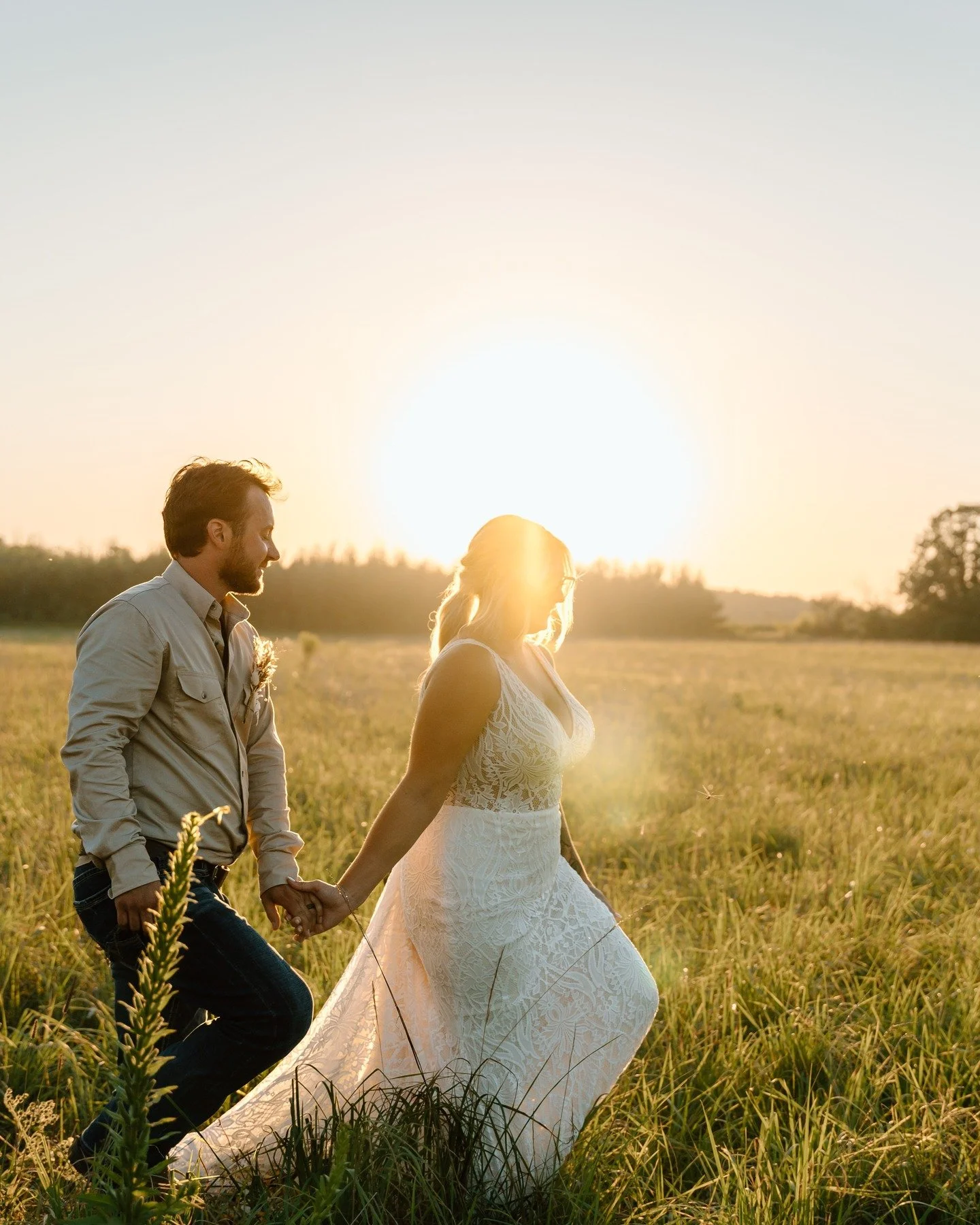 Maddy &amp; Aaron had the most beautiful sunset during their golden hour photos! Just a representation of how beautiful their whole day was ❤️

#mnwedding #mnweddingphotographer #mnweddingphotography #minnesotawedding #minnesotaweddingphotographer #i