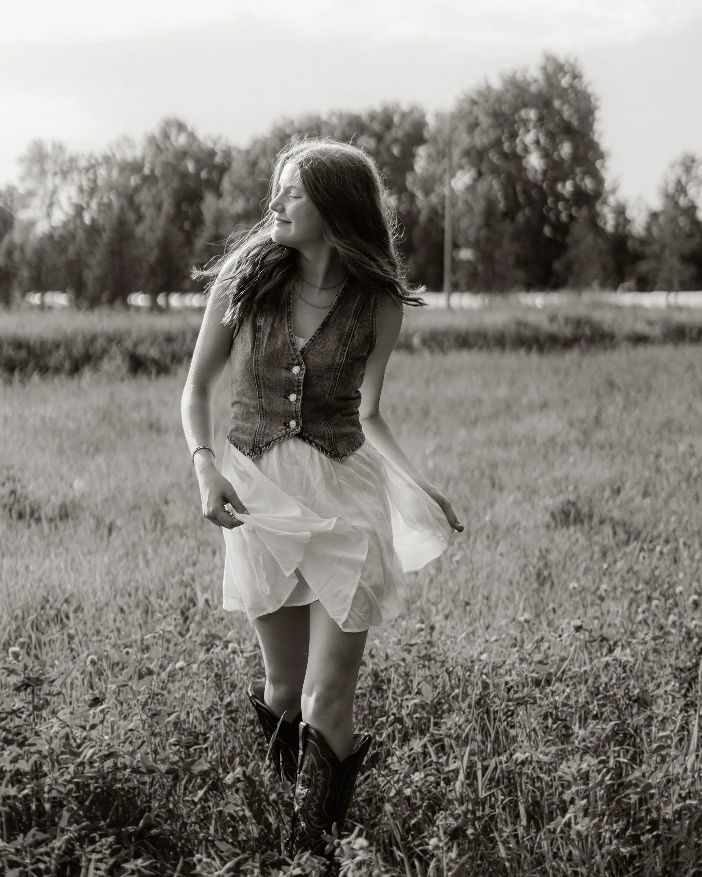 2027 senior bookings are officially open!! I am so ready for summer evenings to be filled with senior sessions! 🎉

I will have limited availability this summer, so please reach out in advance! 🥰

Contact me to book through messaging or my website! 