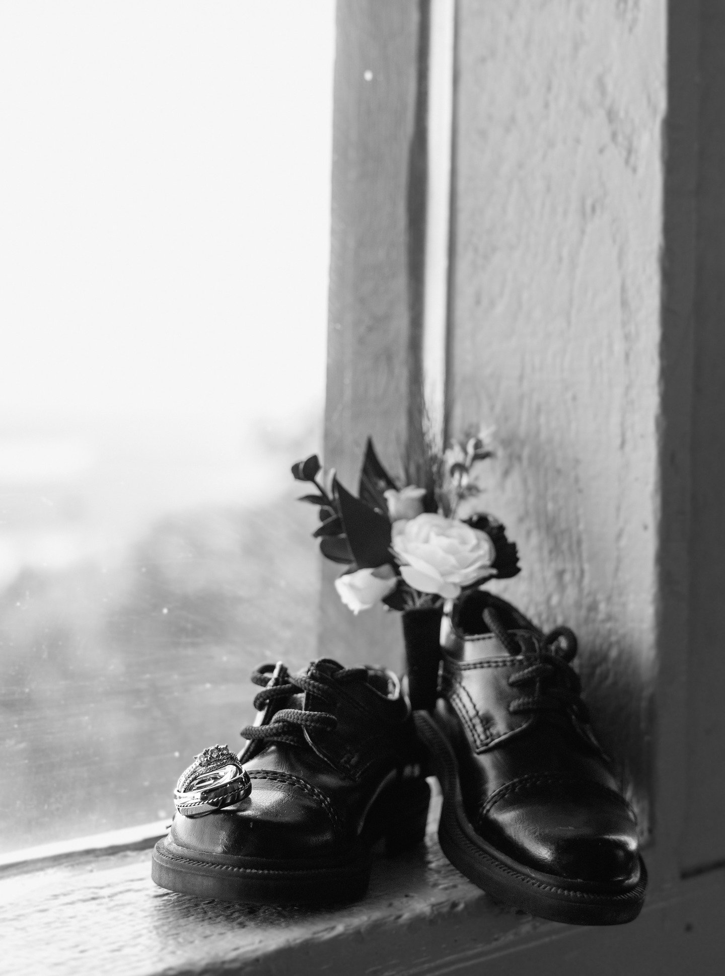 Some black &amp; whites from a fall wedding that was full of emotions. Black &amp; whites always give photos a different feel 🖤

#minnesotaweddings #mnweddingphotographer #duluthwedding