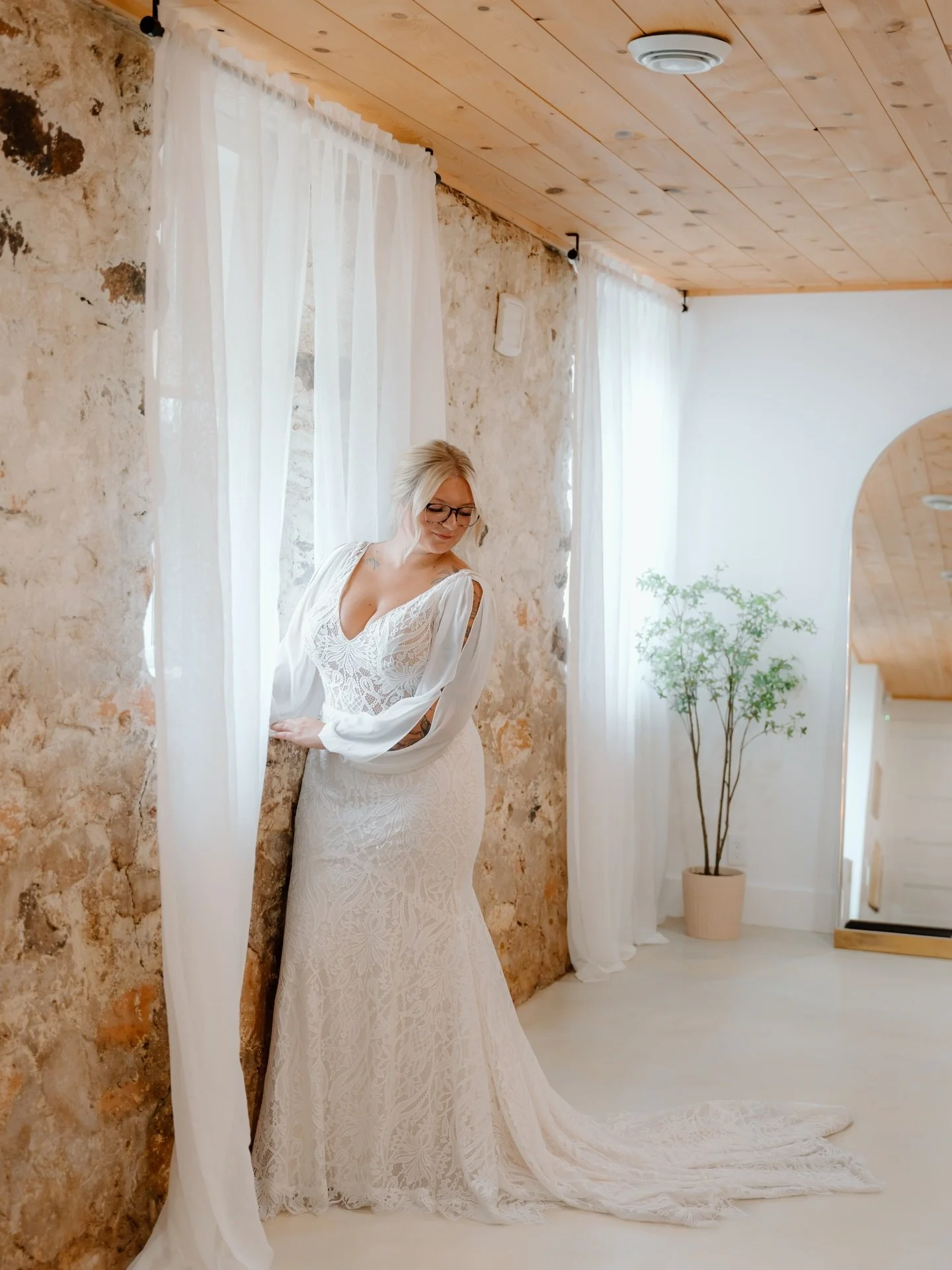 Bridal portraits to bless your feed this morning 🤍

#mnweddingphotographer #ivorynorthco
