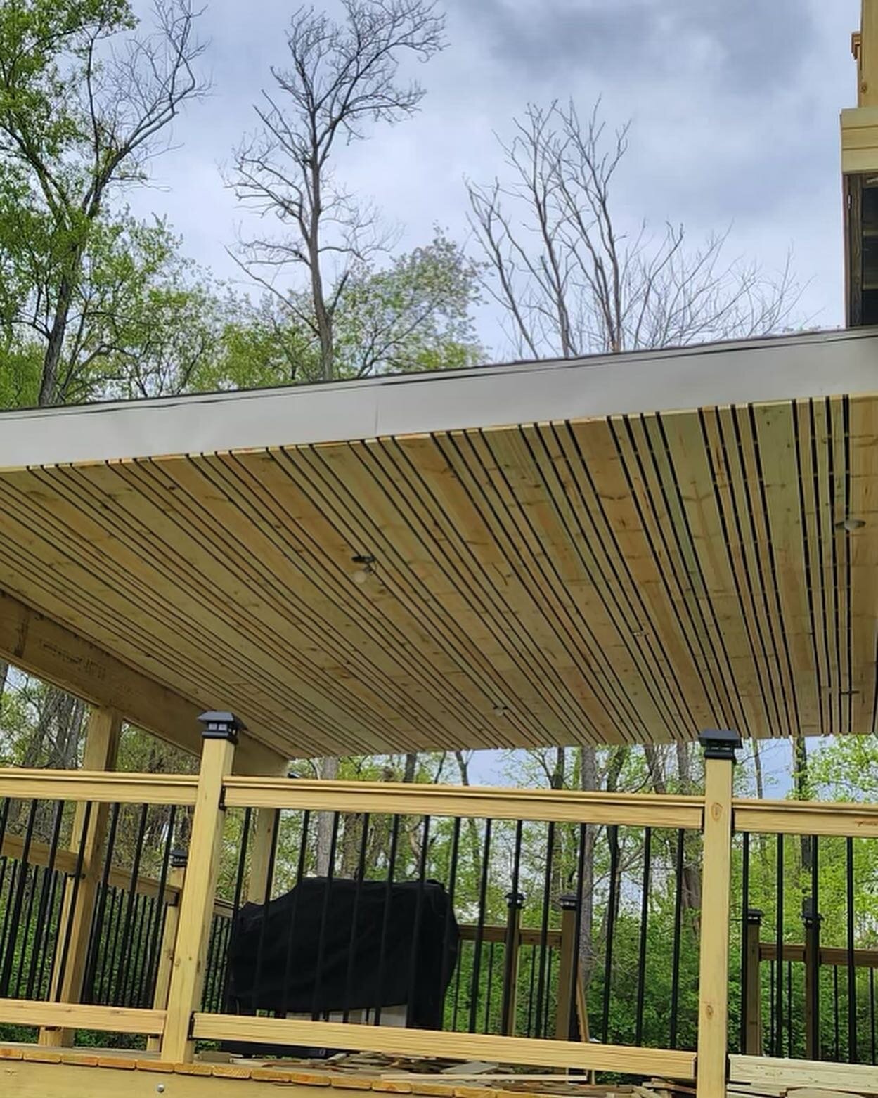 New deck! Looking good!

#diy #diyhomedecor #lakecountyindiana #remodeling #renovationproject #kitchen #interiordesign #homedecor #mykitchen #houseflipping #interior #architecture #painting #countertops #design #homestyling #homestyle #aesthetic #kit