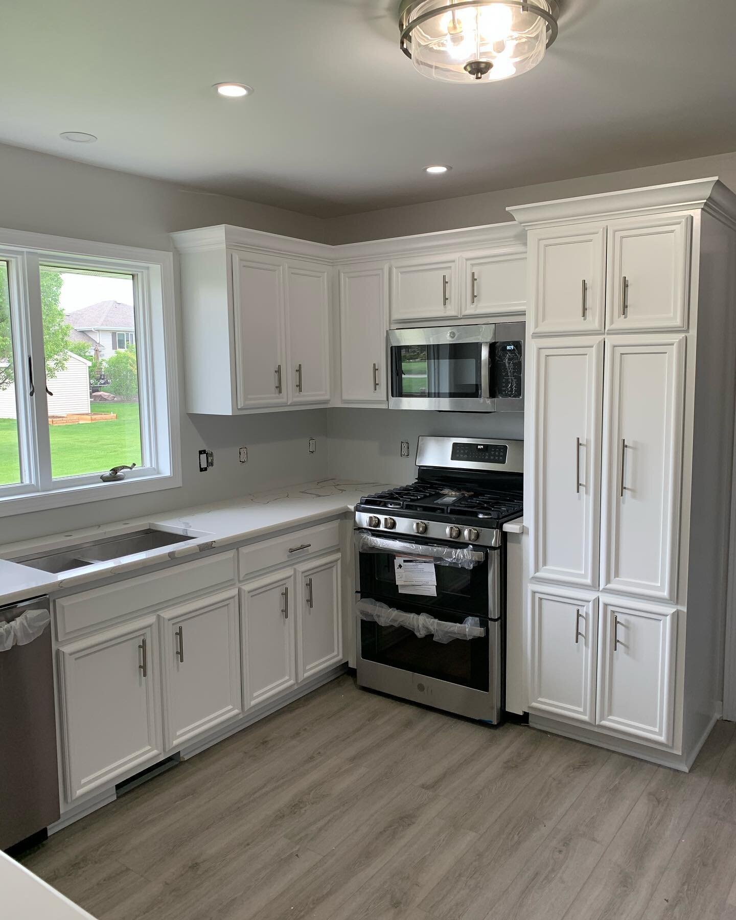 New paint and counter make all the difference 

#diy #diyhomedecor #lakecountyindiana #remodeling #renovationproject #kitchen #interiordesign #homedecor #mykitchen #houseflipping #interior #architecture #painting #countertops #design #homestyling #ho