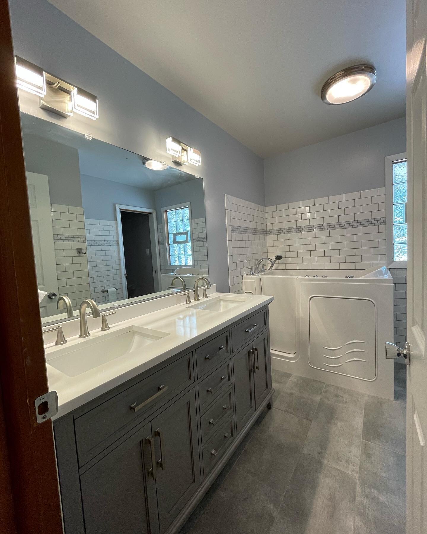 Start your new year with your dream bathroom!🔨🔧 
Call 219-433-4846

#diy #diyhomedecor #lakecountyindiana #remodeling #renovationproject #kitchen #interiordesign #homedecor #mykitchen #houseflipping #interior #architecture #painting #countertops #d