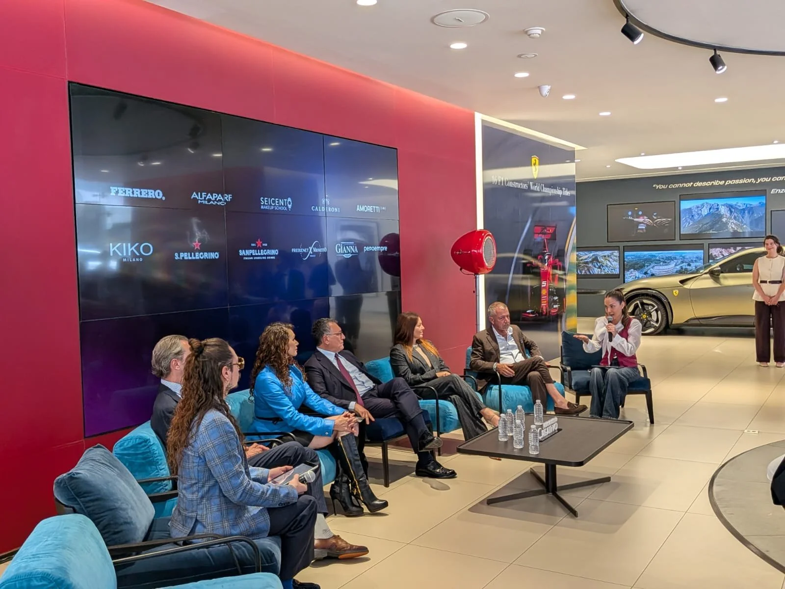 Conversatorio de Encuentro Creativo con el Embajador de Italia en México, Alessandro Modiano, en el showroom de Ferrari, Ciudad de México