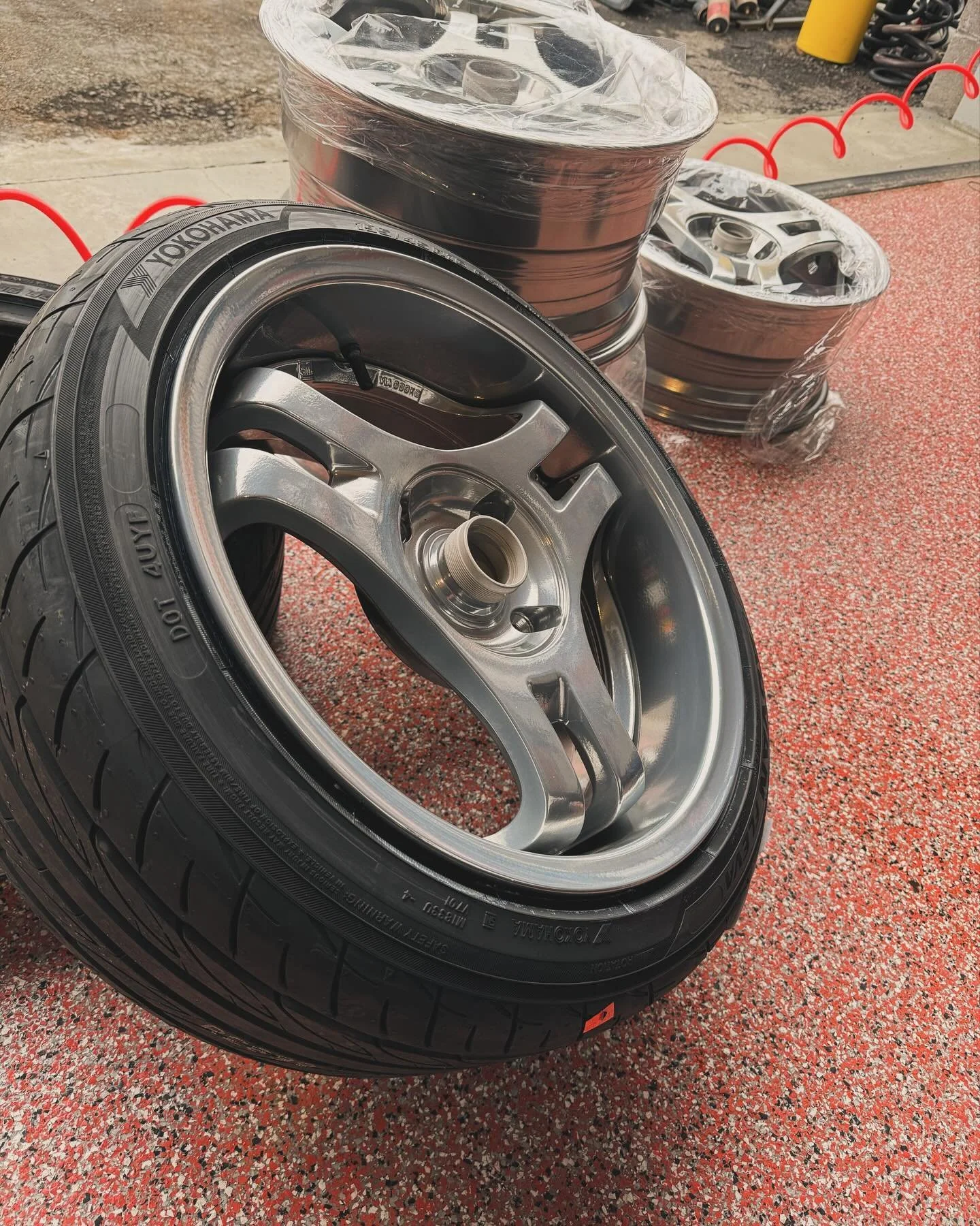 Clean mount and balance on a set of freshly powder coated Japanese, reverse mount, staggered offset wheels for a customer&rsquo;s Miata build! Stoked to see them fitted! 👀 
&mdash;
#miata #wheels #tires #powercoat #chrome #fresh #lowlife #japanese #