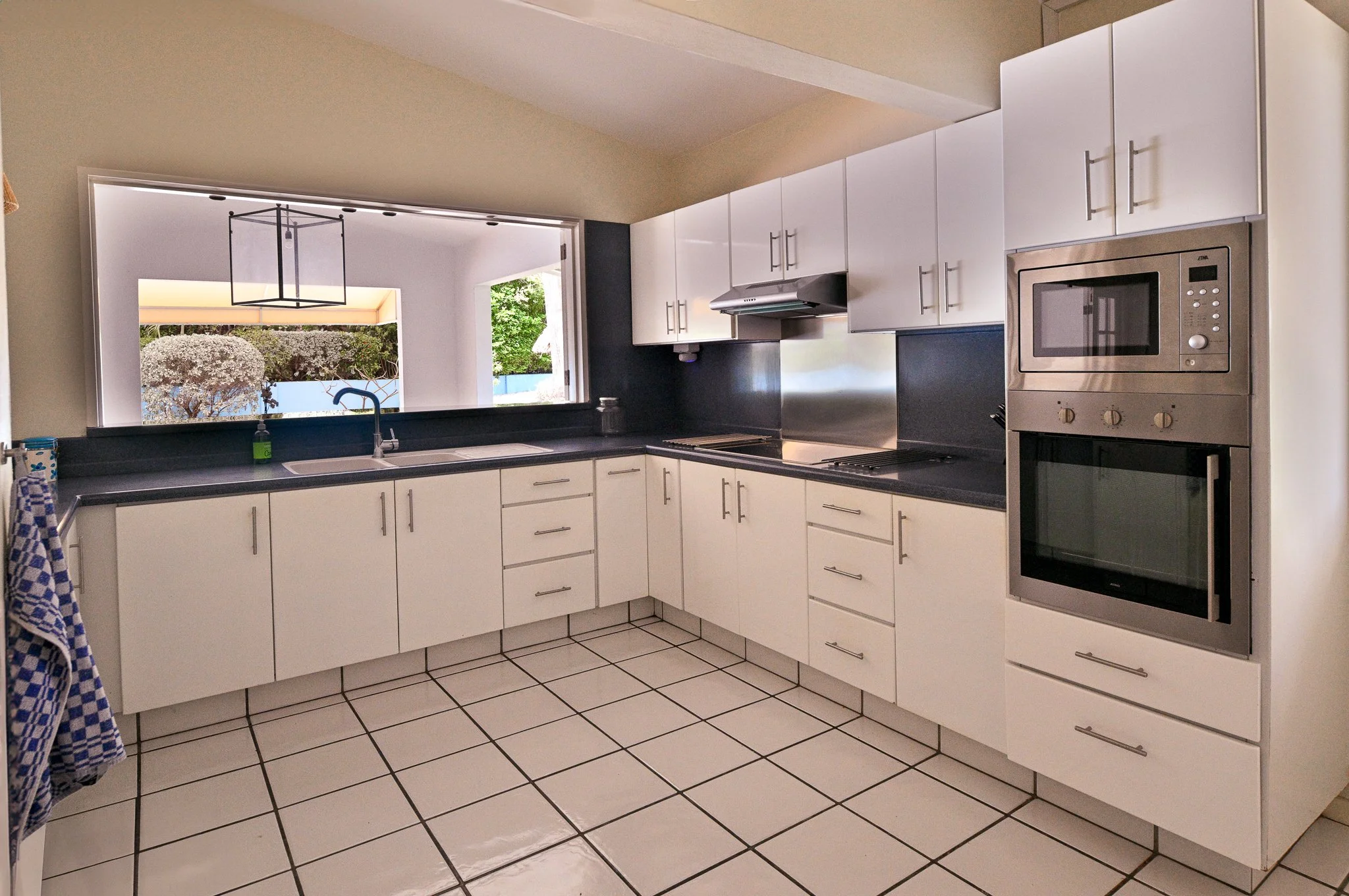 Fully equiped kitchen with range, dishwasher and American fridge