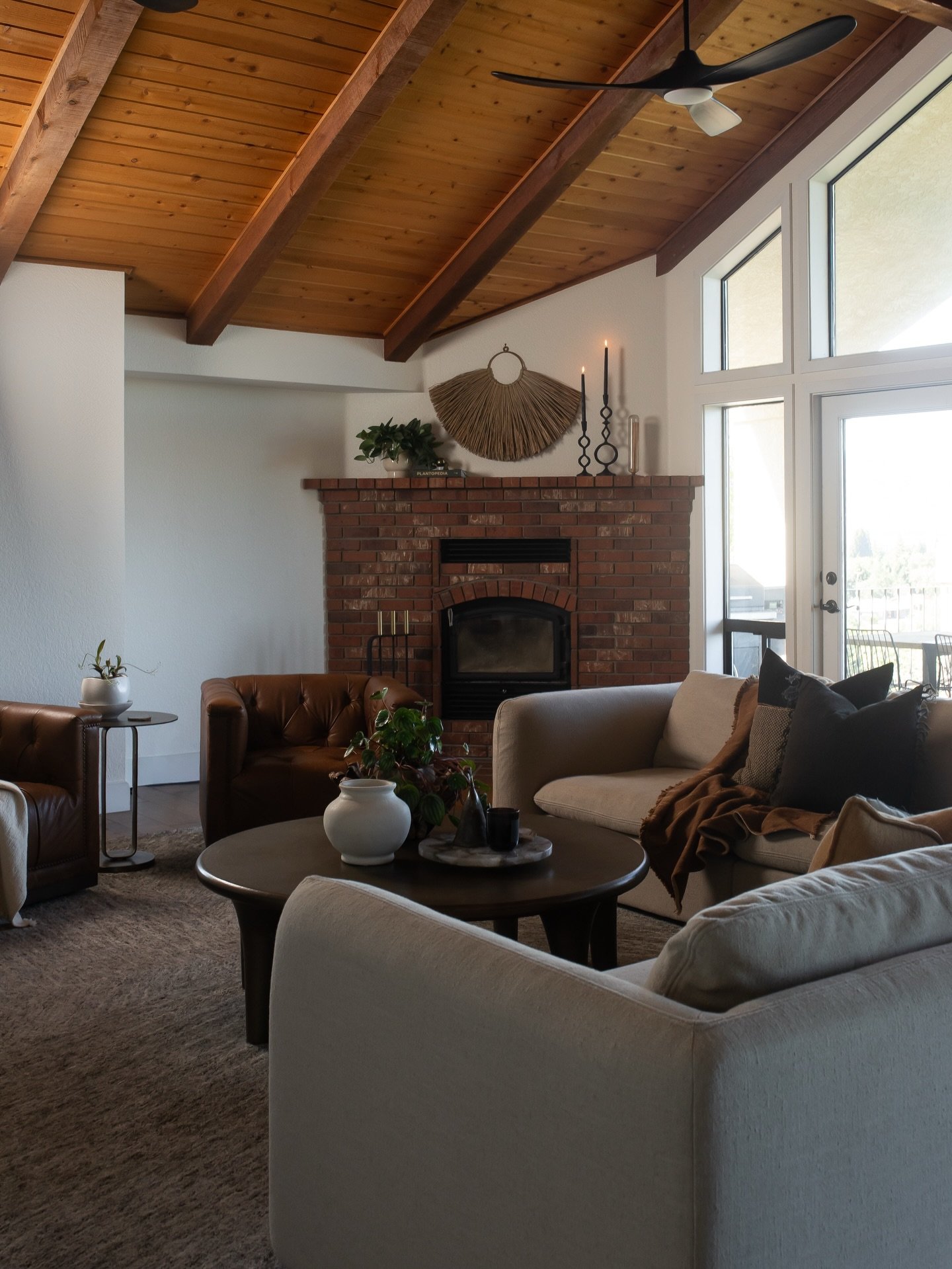 A project long time in the making now in full fruition 🤍 Enjoy this little before + after of a client&rsquo;s living space as I drop the first round of photos from the finished install + styling. 

Awhile back, they upgraded homes and moved to this 