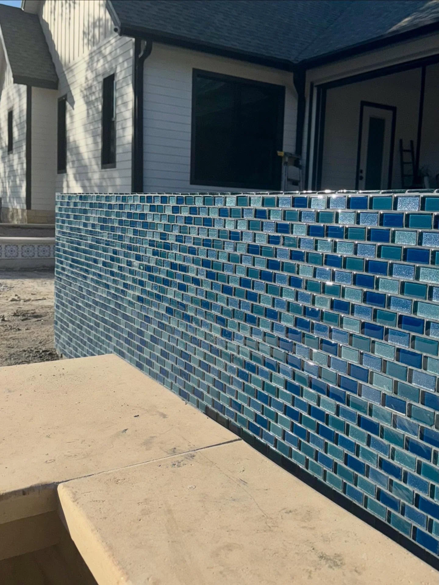 That tile though 😮&zwj;🔥

Clean lines, crisp glass, and a finish that&rsquo;s going to pop even harder once the water&rsquo;s in. This one&rsquo;s coming together nicely. 💧✨
#BlueTipPools #PoolBuild #GlassTile #FloridaPools #BackyardUpgrade