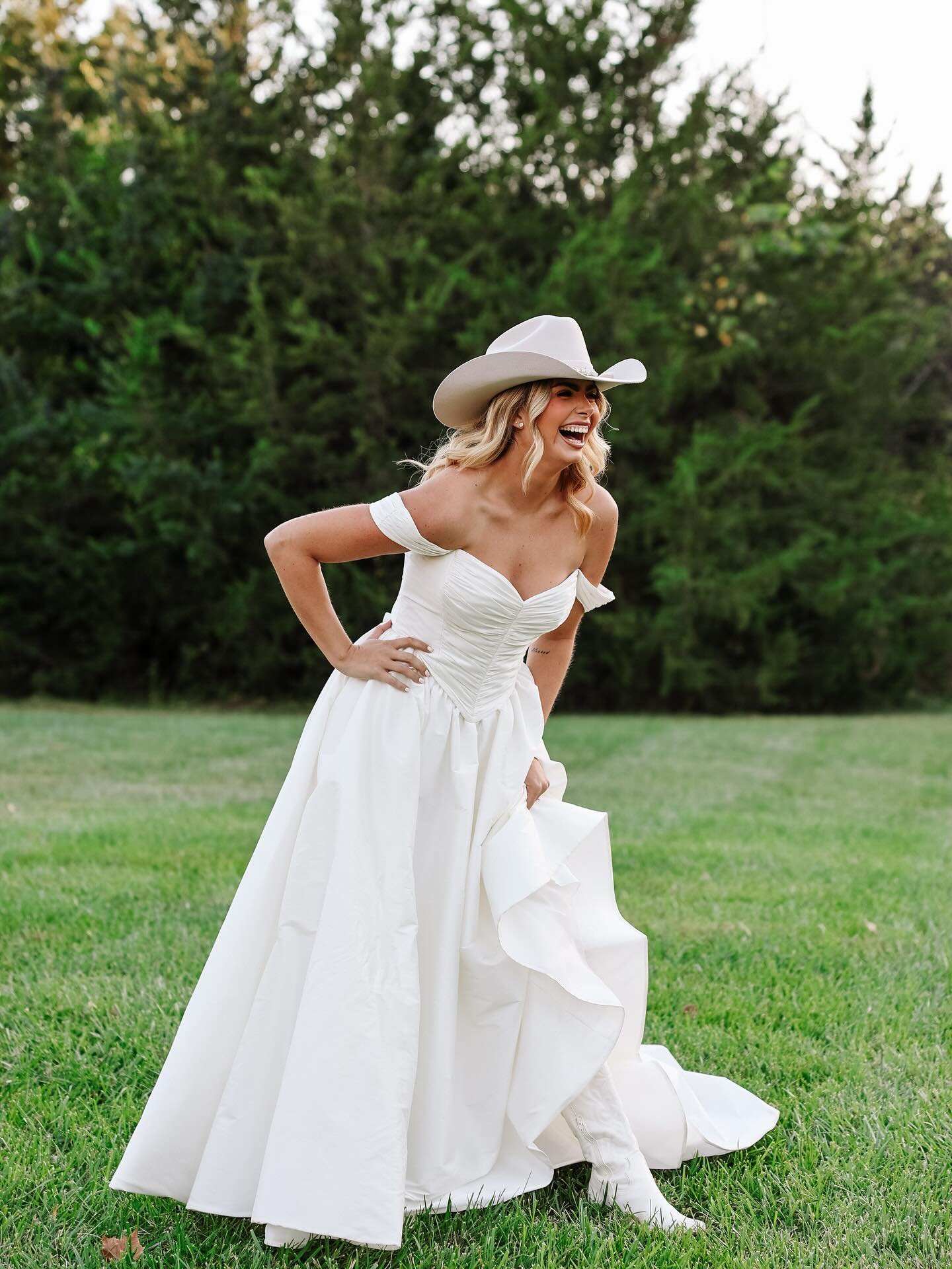 the stunning ingrid gown from @watters is the perfect mix of modern + timeless. Throw a cowboy hat + some boots on and you have the perfect western look🤍✨ 

Vendors: 
Bridal Gown: @bridalbyshl 
Catering: @oliveevents 
Florals: @lilyfloralcollective 