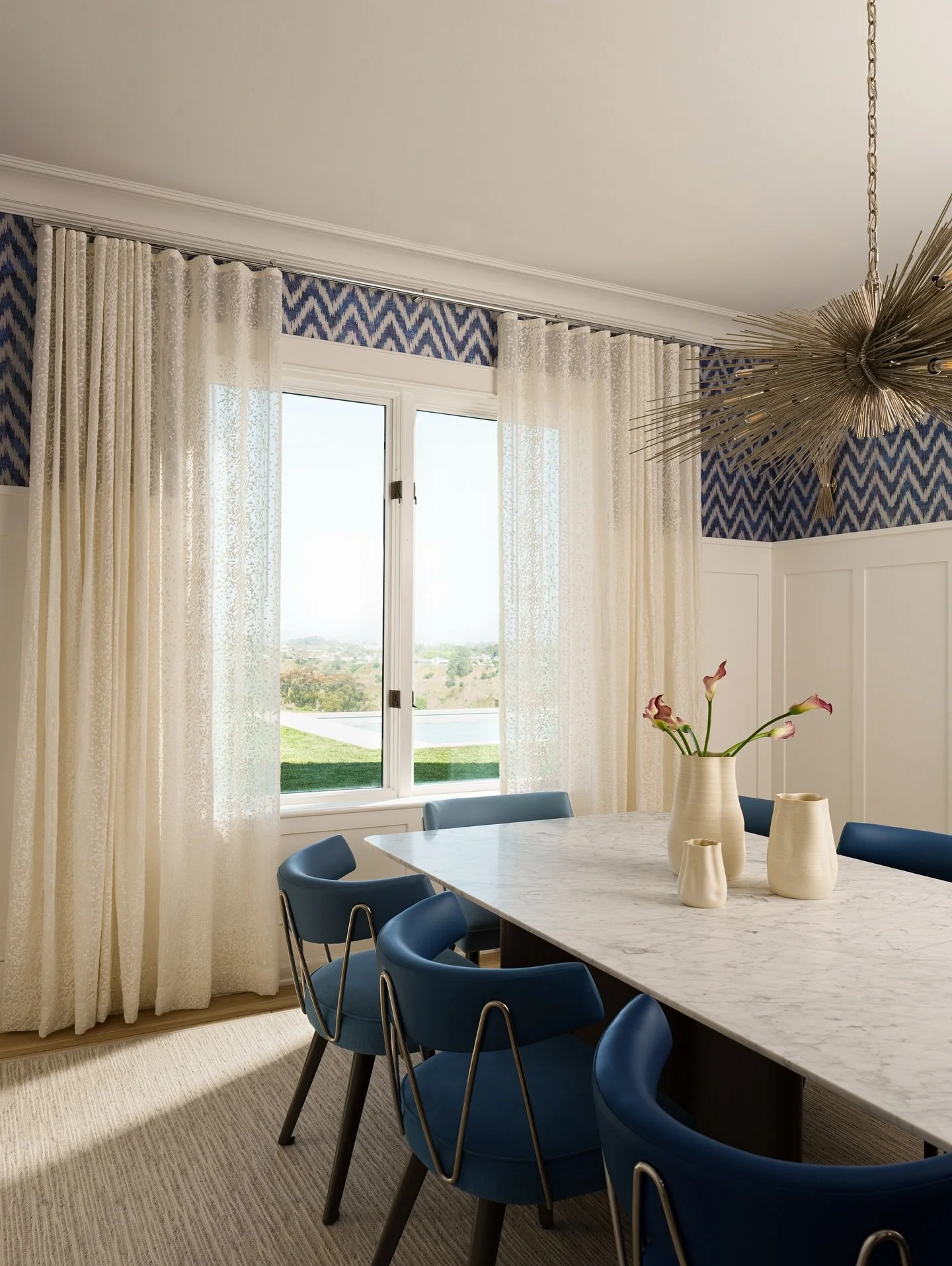 A mix of pattern, polish, and California light - this dining room balances playful color with timeless texture.

Design @sarahtract 
Photo @furman.interiors 
Styling @californiacasa 

#SarahTractInteriors #DiningRoomDesign #InteriorDesign #ModernClas