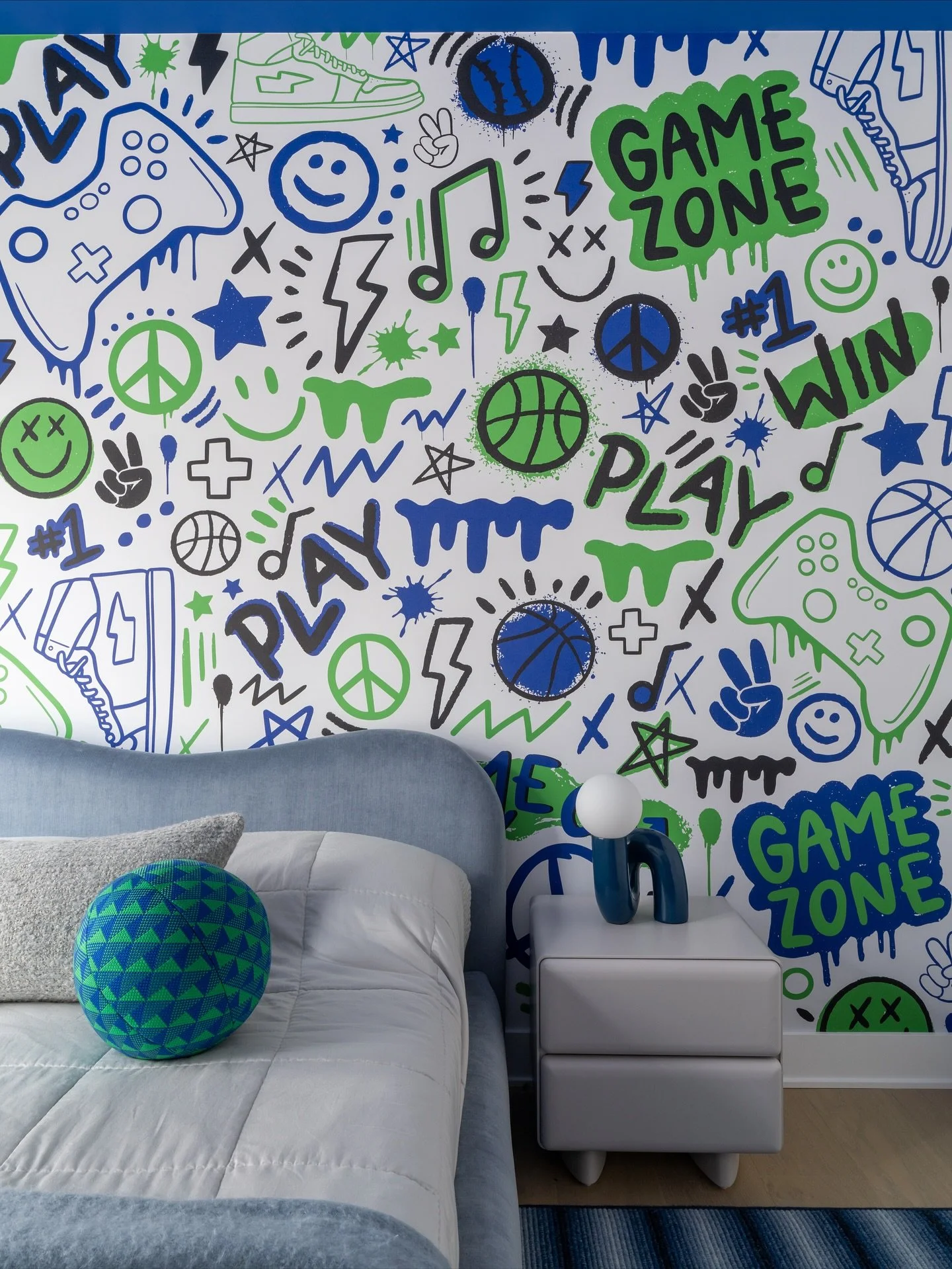 Two boys and two vibes 😎 I love how our clients really leaned into letting their kids bedrooms be a reflection of themselves. Fun and unique, these rooms are the perfect space for expression &bull;

Design @sarahtract 
Photo @reagentaylorphotography