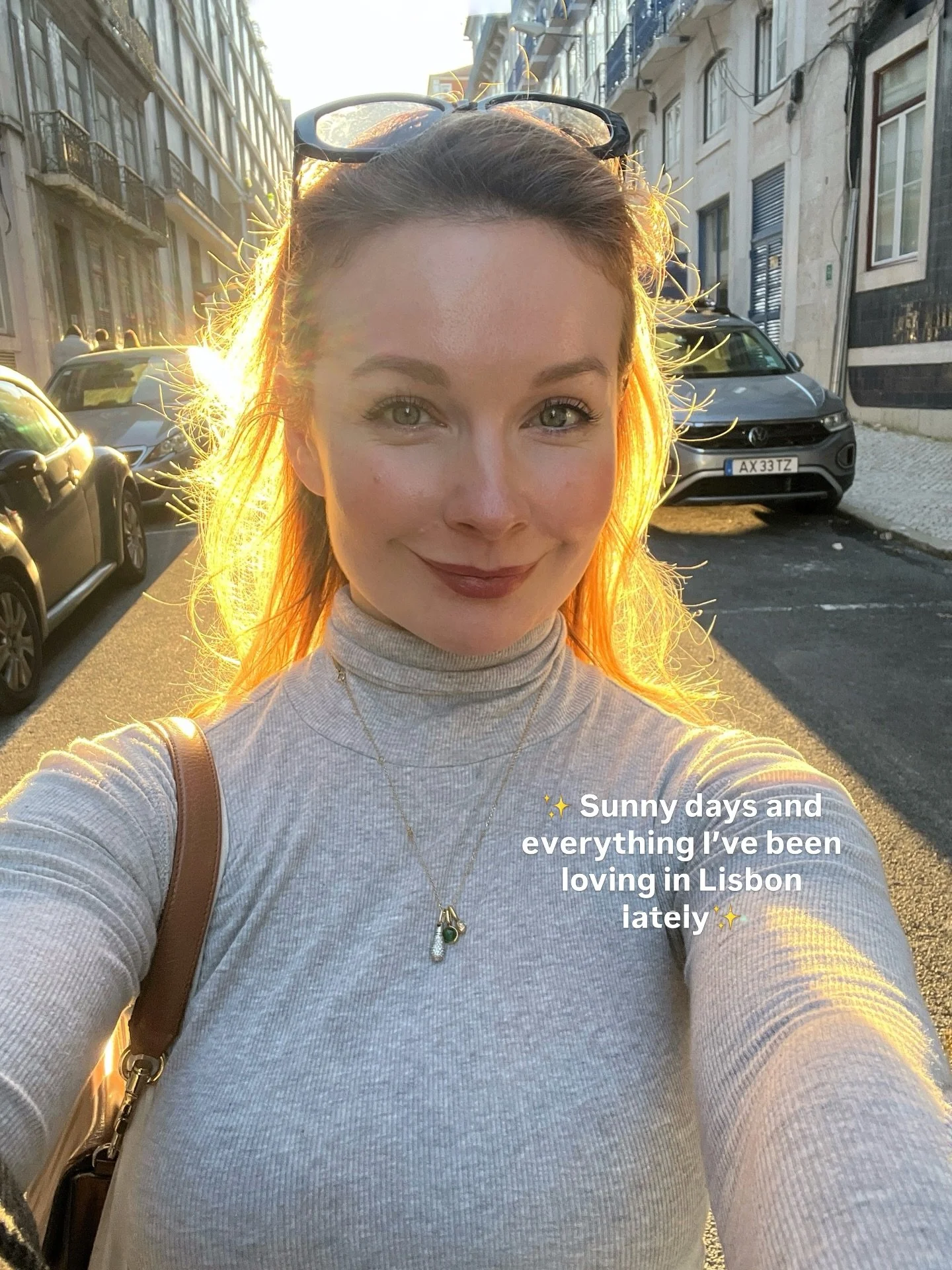 This sunny weather in Lisbon is my whole personality now ☀️

I&rsquo;ve been loving walking around the city and exploring new places 

Here are some that I mentioned:

📍 @letspastrami 
📍 @om.essence 
📍 @santelmolisboa 

#lisbonfood 

Lisbon Foodie