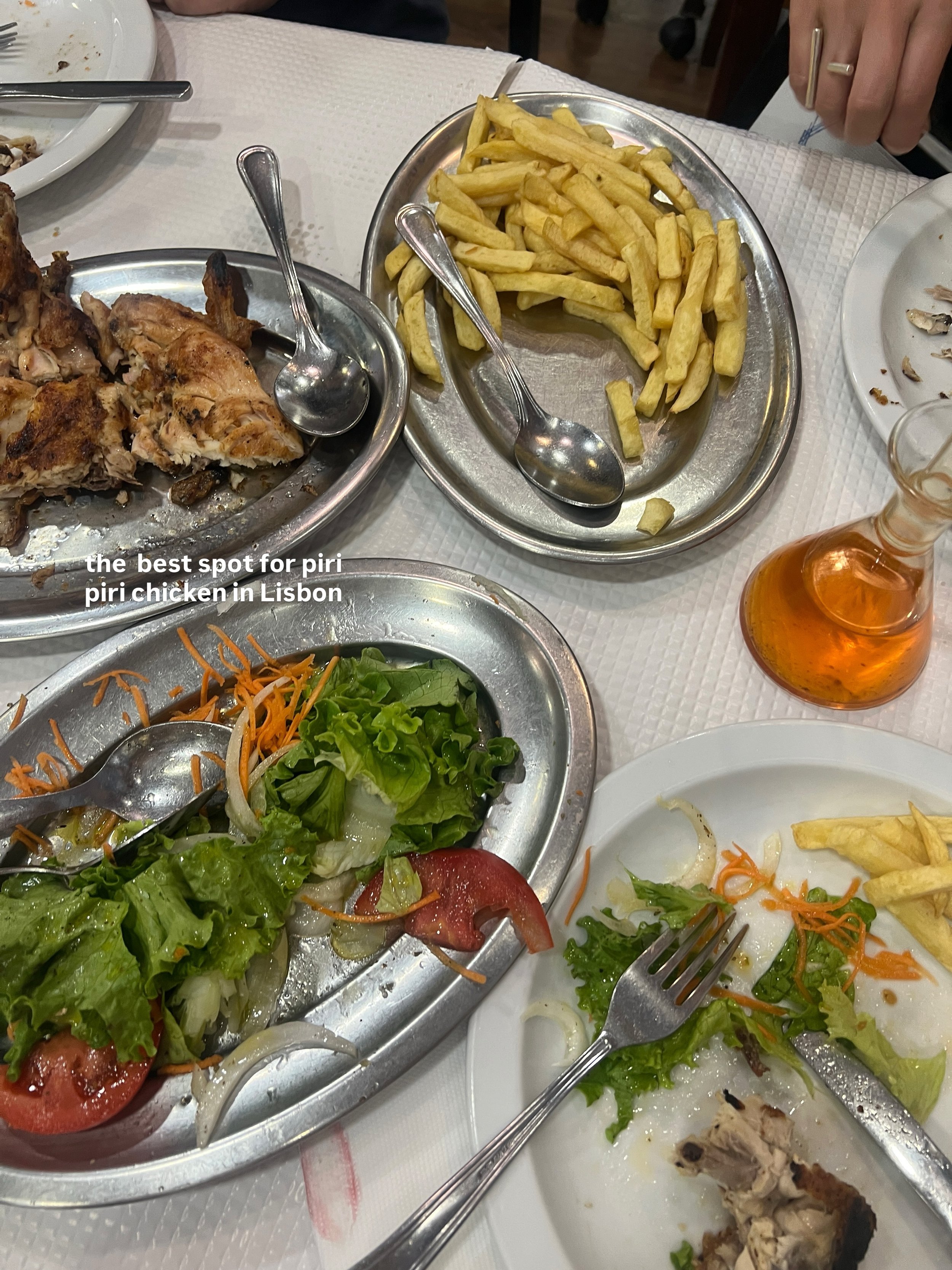 I know that everyone talks about 📍Bomjardjm, but I actually prefer the chicken at 📍A Valenciana 

(and although Portuguese people go wild for grilled chicken, piri-piri is actually not from here 🍗🔥)

📍A Valenciana
⏰ Tue-Sun 11:30am-11pm
💸15-20&