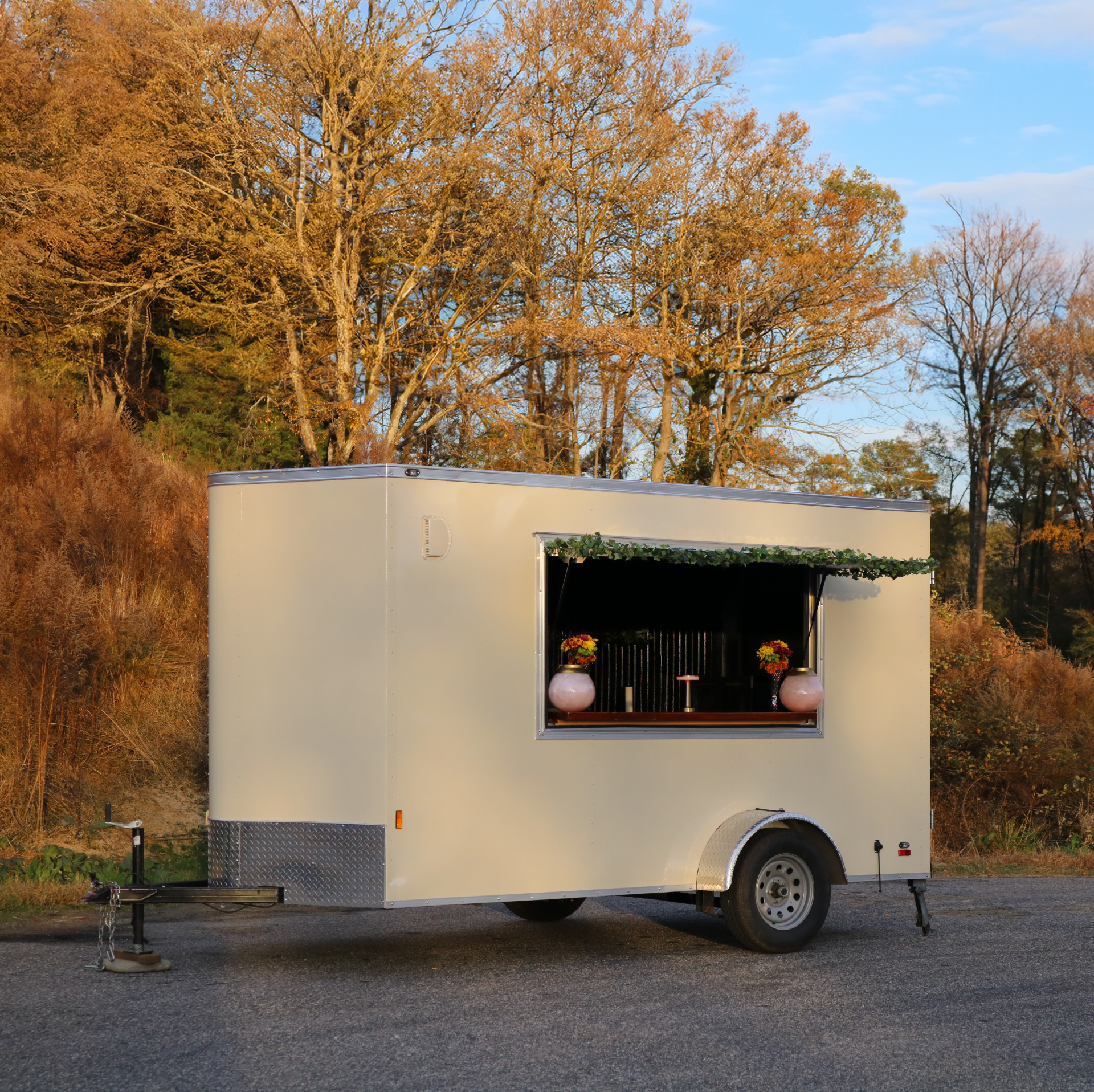 Fresh paint for 2025! Our Mobile bar is now able to blend in even more seamlessly with a touch of glitz and glamour when the light hits just right and she lights up in sparkles! 