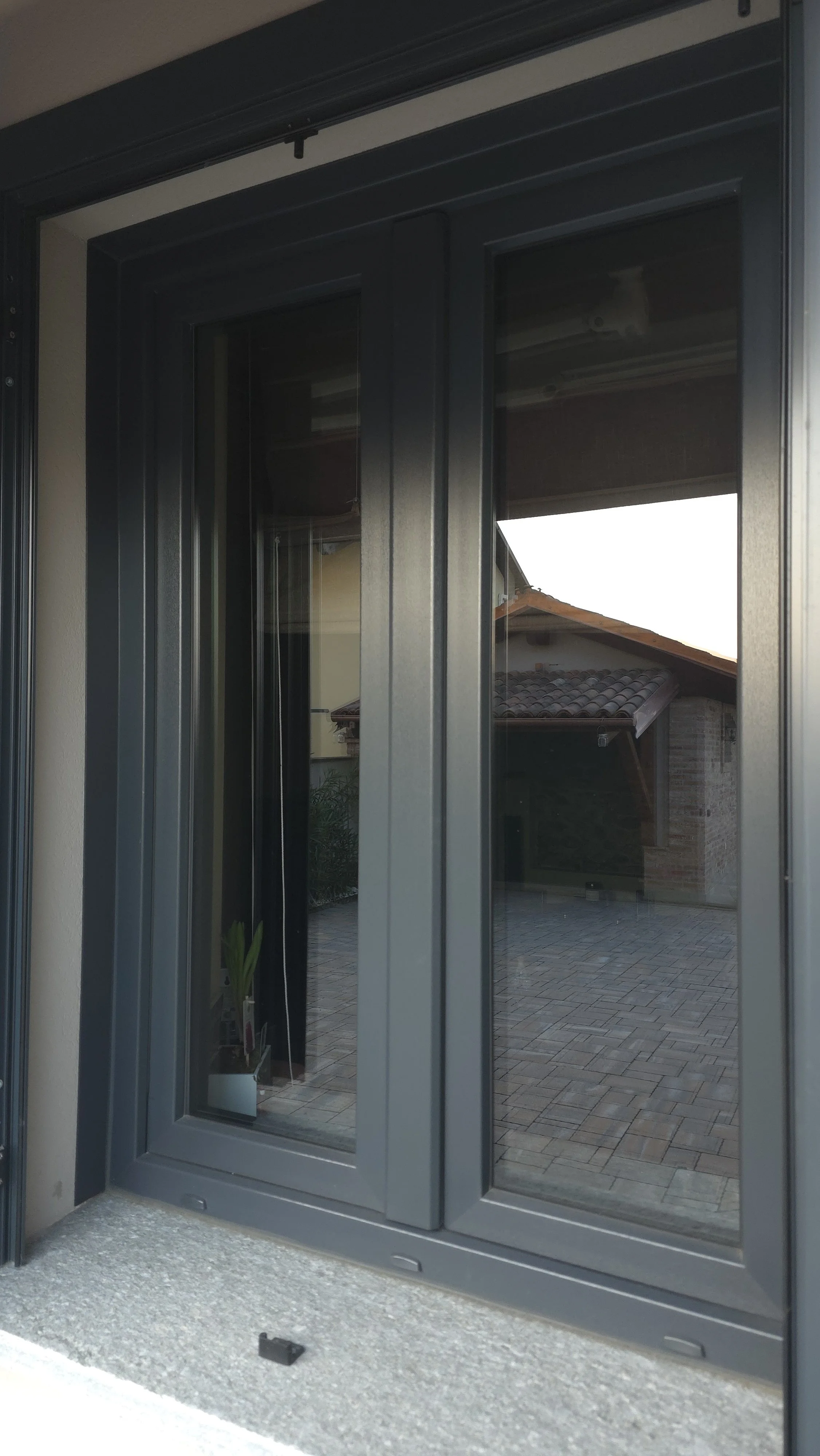 porta a doppia anta in alluminio grigia con vetri trasparenti