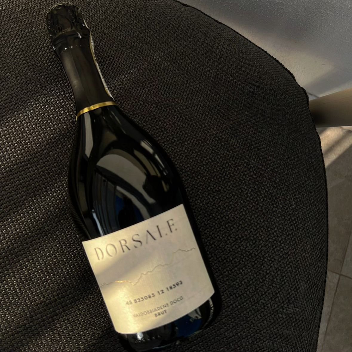 Sharing authentic moments with our elegant bubbles of our Dorsale Brut DOCG 
#dorsalewines

#dorsaleprosecco
#italianwine
#wine #proseccodocg #montello

#sommelier #winery #vino #winetasting#aismilano #wines
#spumante
#vinitaly #treviso #valdobbiaden