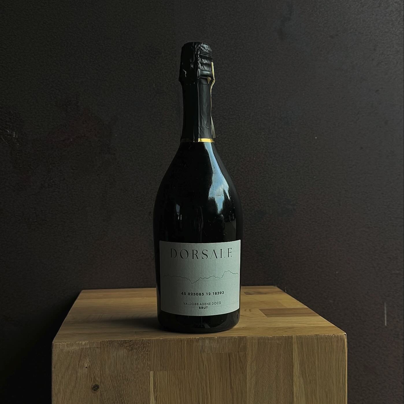 The summer essential. Prosecco Dorsale Brut DOCG @dorsalevini 

#dorsalewines #dorsaleprosecco

#italianwine

#wine #proseccodocg #montello

#sommelier #winery #vino #winetasting #cantina #aismilano #wines
#spumante
#vinitaly #treviso #valdobbiadene 