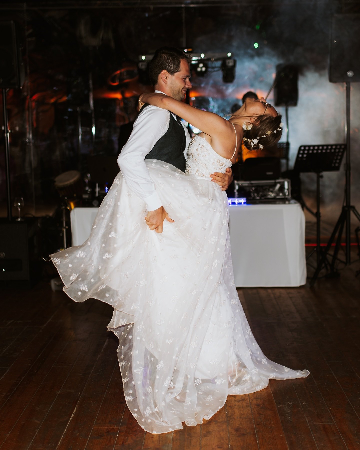 L&rsquo;ouverture de balle, on en fait une ou pas ? 😍

Moi je dis OUI ! 🔥

Faites-la comme vous en avez envie, et surtout amusez-vous ! &Agrave; ce mariage, je crois que Paul et Marie se sont vraiment amus&eacute;s gr&acirc;ce &agrave; l&rsquo;ambi