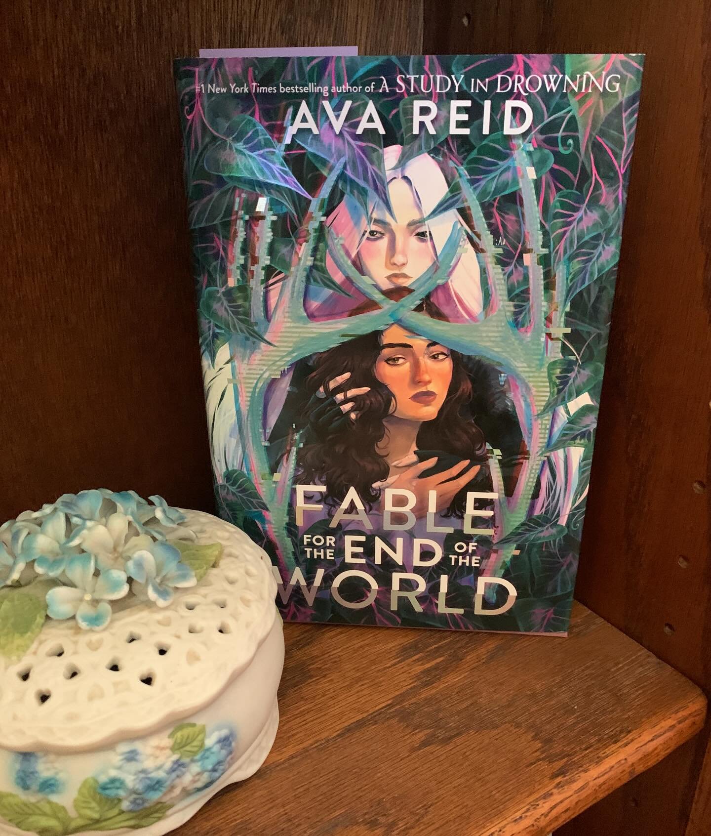 Our April read is FABLE FOR THE END OF THE WORLD by Ava Reid! 🦌 

The Last of Us meets The Ballad of Songbirds and Snakes in this stand-alone dystopian romance about survival, sacrifice, and love that risks everything.

By encouraging massive accumu