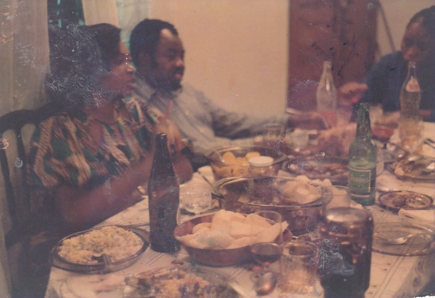 A casual meal shared with family and friends at home (Cameroon, 1980s)