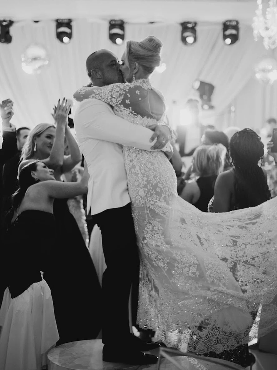 Always dance like nobody&rsquo;s watching 💫 

Happy 2nd wedding anniversary to E&amp;T. Memories you&rsquo;ll cherish forever ! 🤍 

📸 @storyofeve 

#andreawinckworthweddings #andreawinckworthevents #irishweddingplanner #cashelpalacewedding #weddin