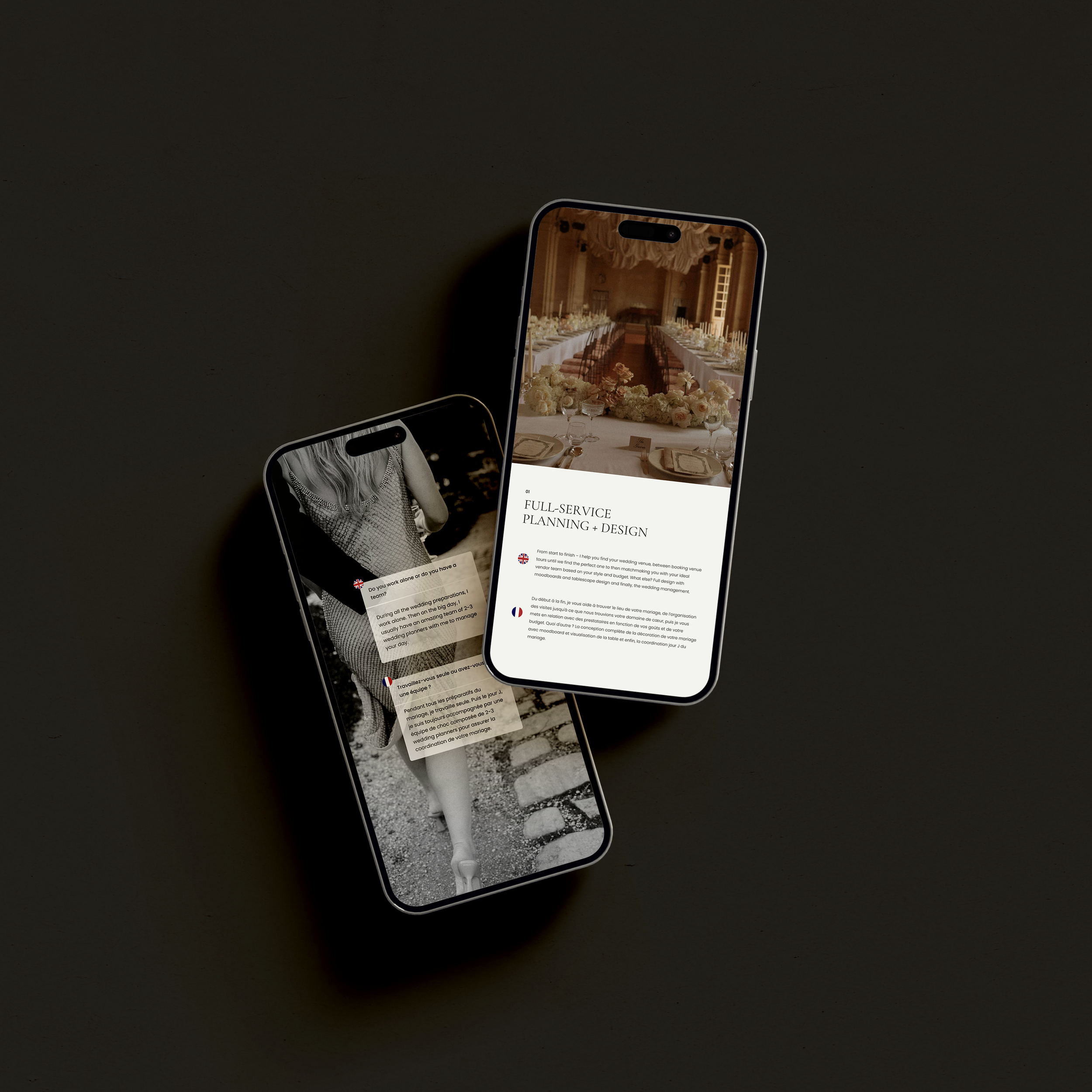 Une image d'un téléphone portable affichant une page web sur un décor de salle de réception décorée avec des fleurs et des chandeliers.