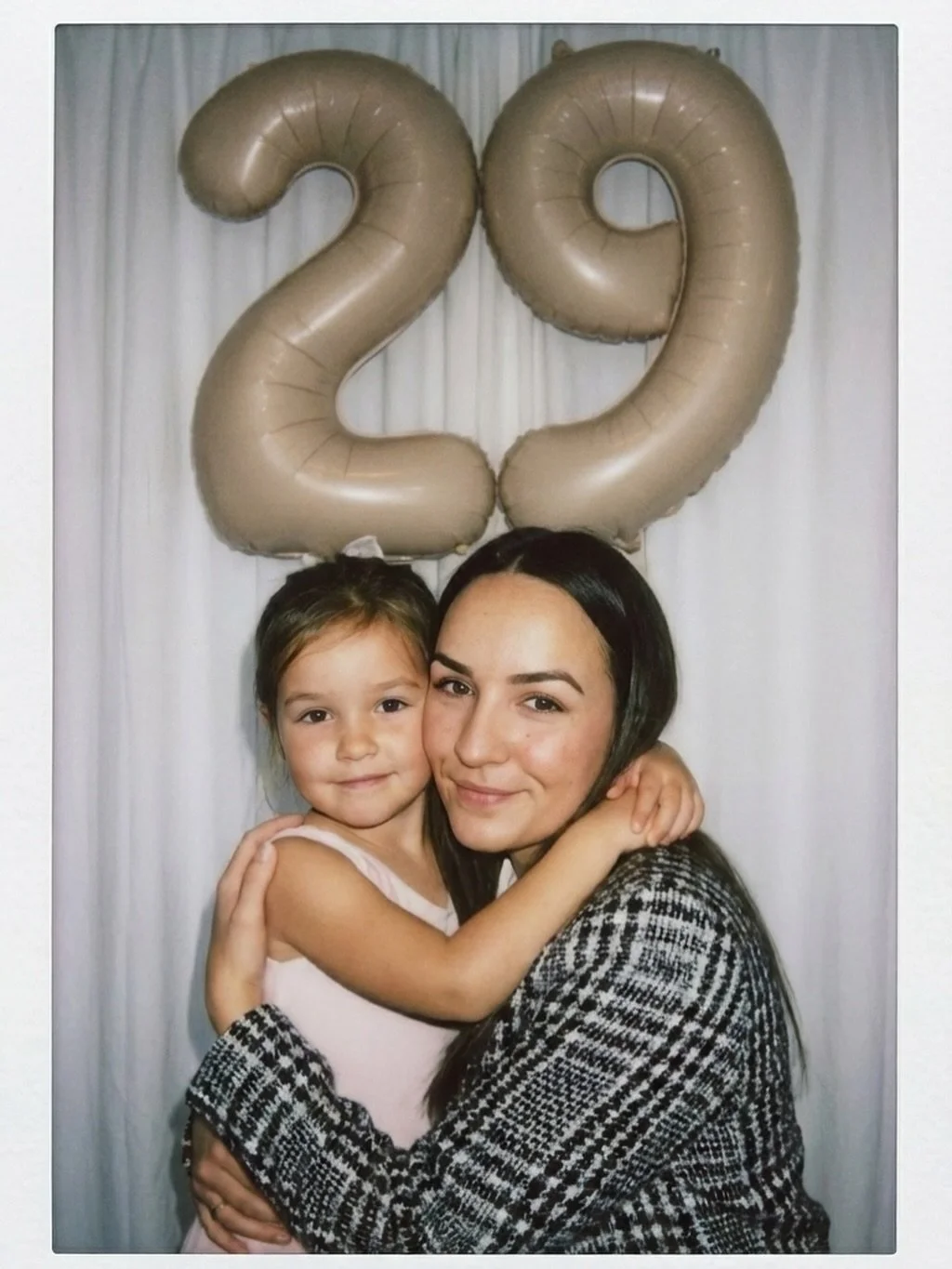 Aujourd&rsquo;hui, je f&ecirc;te mes 29 ans.

Et si je pouvais dire 5 choses &agrave; la petite moi, ce serait s&ucirc;rement celles-l&agrave; :

1️⃣ Tu n&rsquo;as pas besoin de tout porter seule.
Tu as le droit de demander de l&rsquo;aide, de ralent