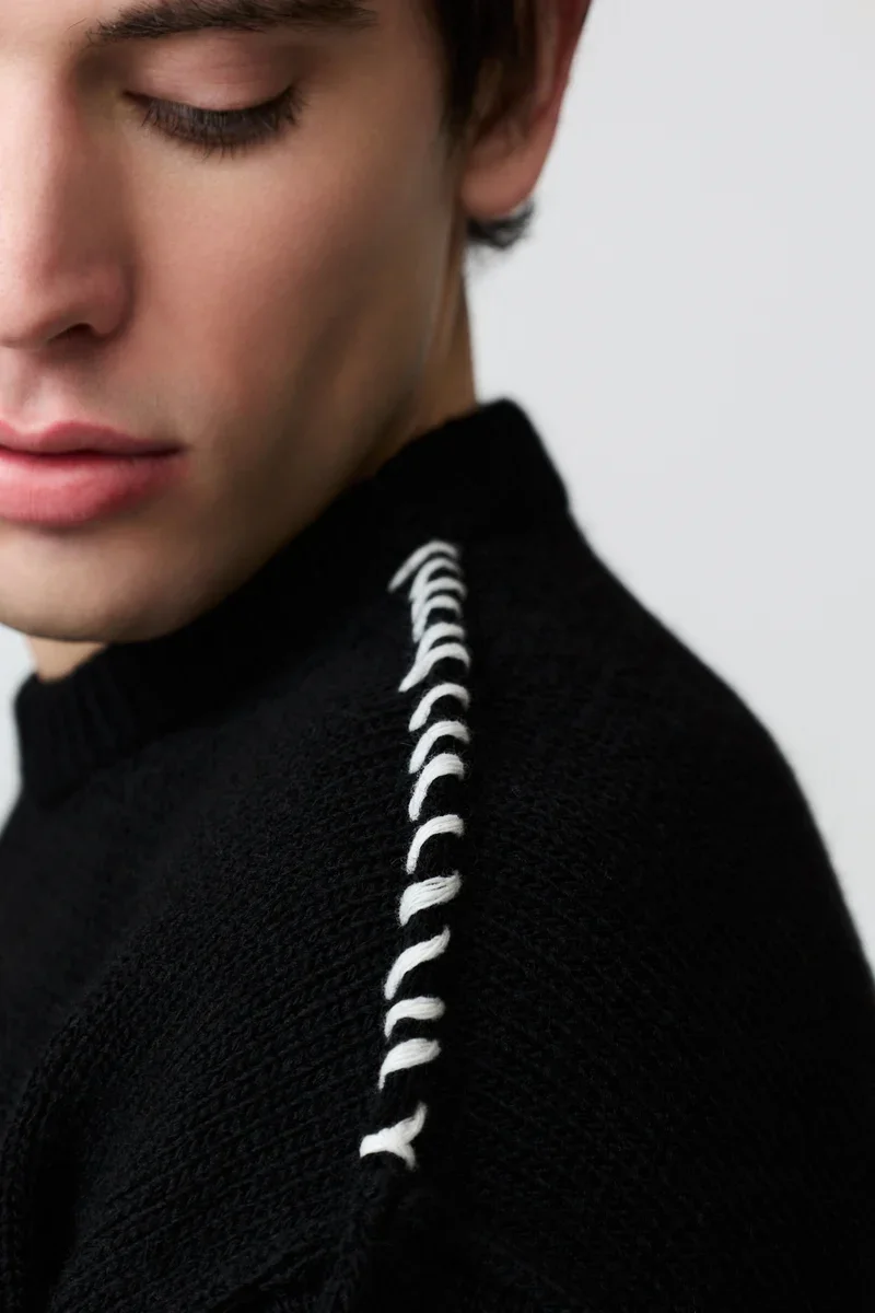 paura-hotaka-contrast-stitch-crewneck-black-16dp60080000001-2.webp