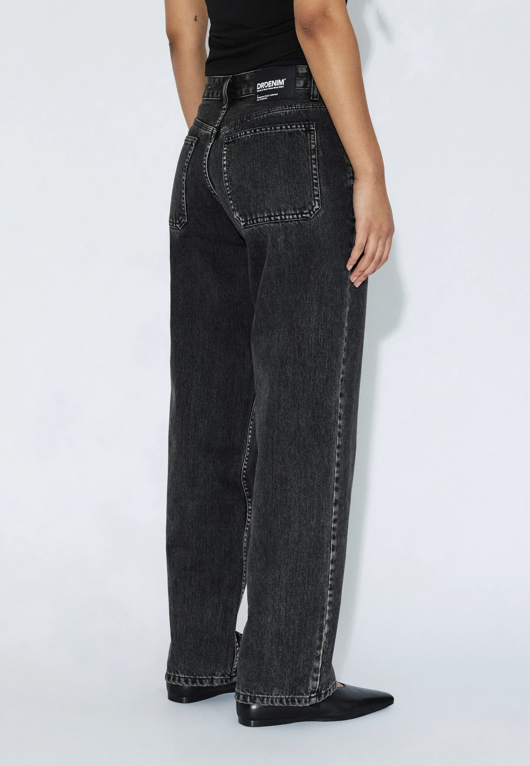 2610114V60_DrDenim_NikaMidStraightWorker_AgedBlack_Main_W4_1_a53e0cfa-f034-4d99-b675-a49e7a11c922.webp