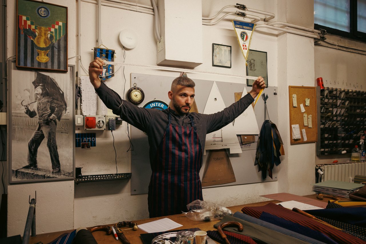 Francesco Maglia enthusiastically presenting umbrella components in the workshop.