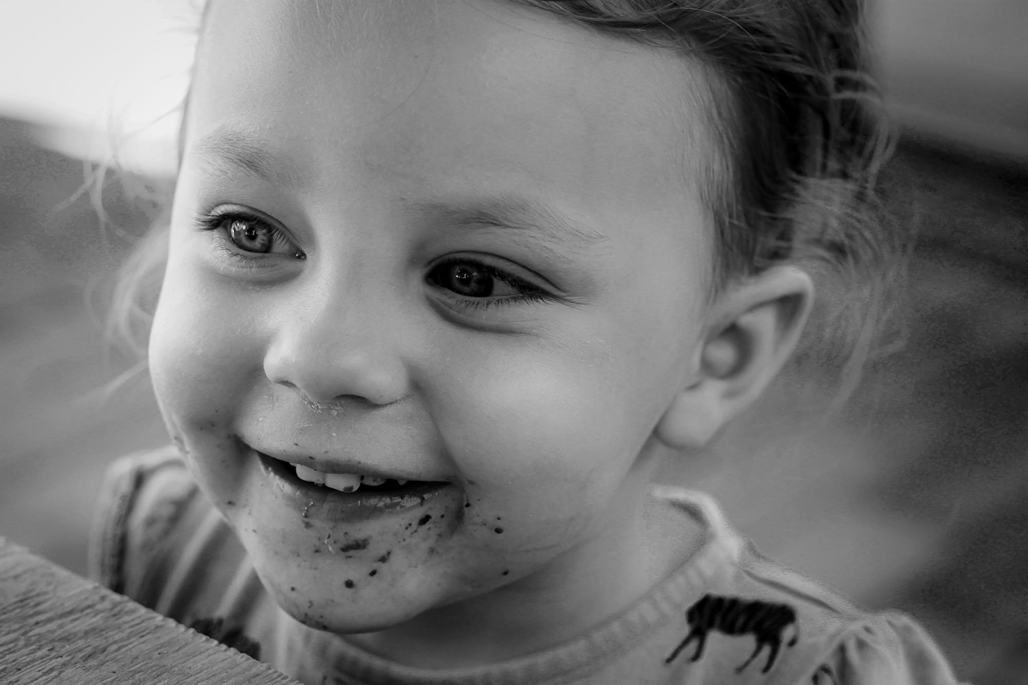 girl-with-cake-smiling-family-photography.jpg