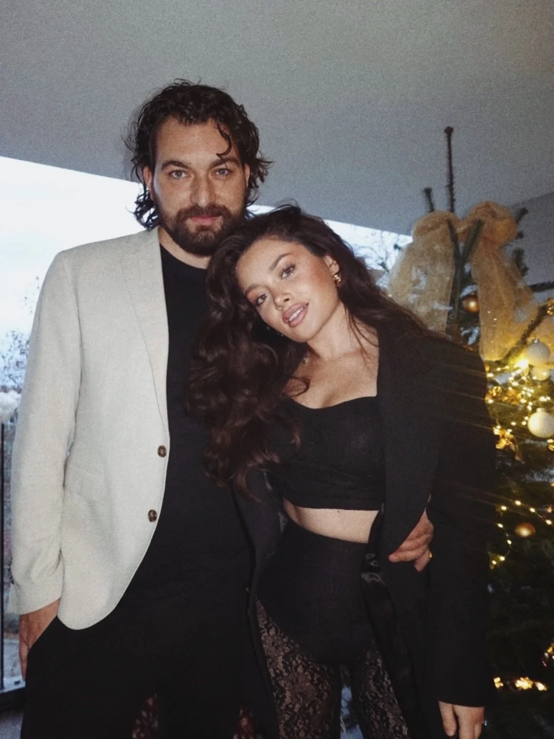 Merry Christmas! Congratulations to everyone! I wish your families love, joy, and happiness, and that every home be filled with laughter, warmth, prosperity, and good health. Kisses to you all! With love! Merry Christmas!&rdquo; 🎄

I love you infini