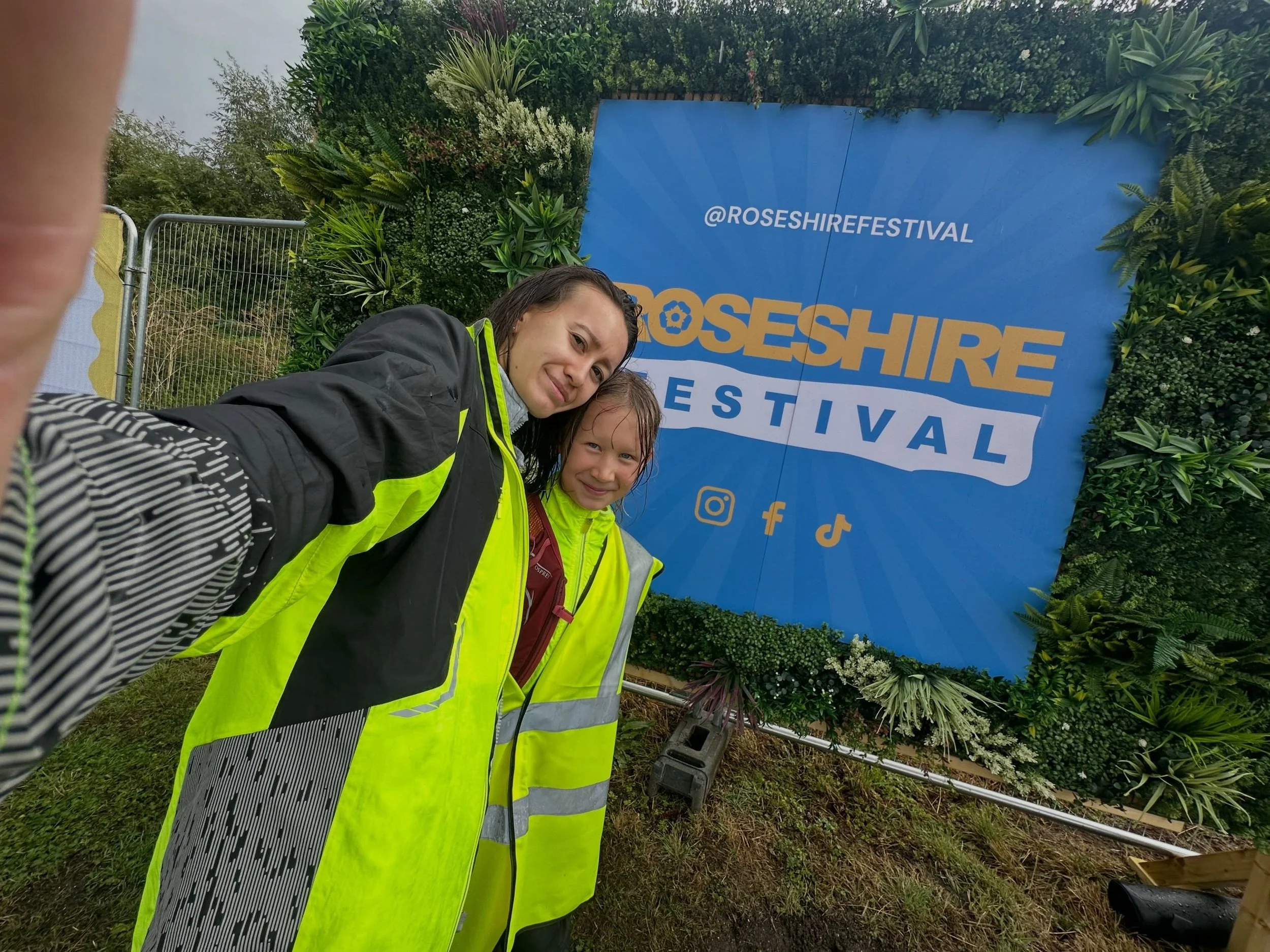 Wow What a Week!! 

Starting off with Roseshire Festival 29-30 August. Incredible festival. It was their first one and I really enjoyed it. 

There was TheCharlatans ,Embrace, Cast Band, The Bluetones The Hoosier, Boyzlife, Northans Open Choir, Jamie